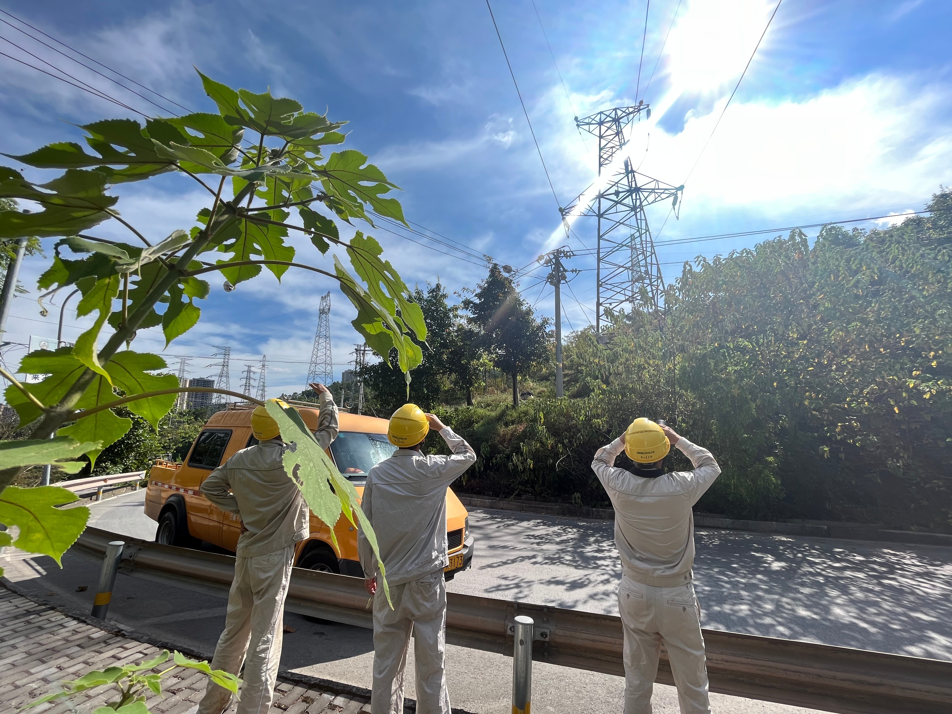 8月13日，國網(wǎng)重慶綦江供電公司工作人員正在220千伏隆渝東<span id=