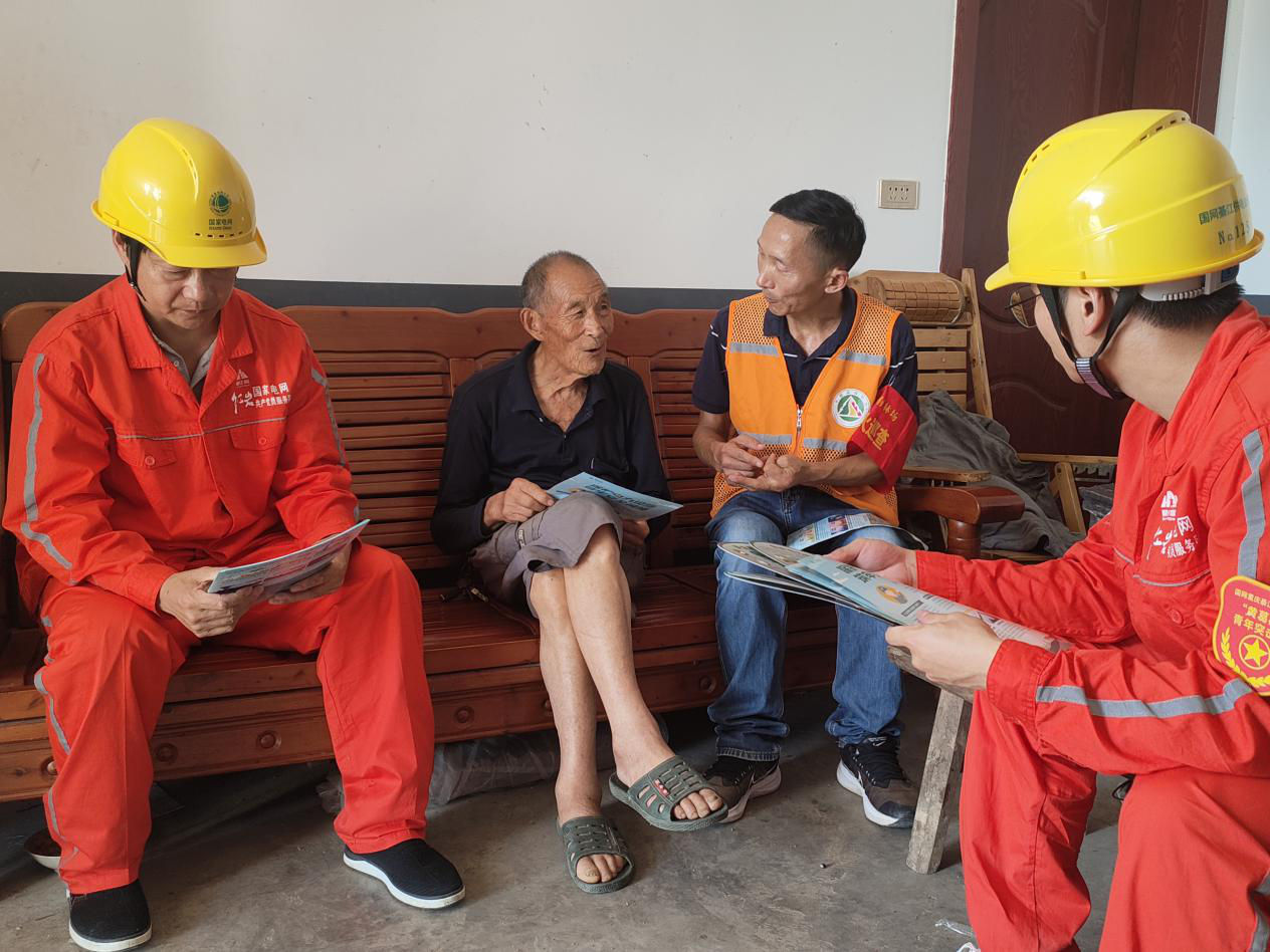 8月27日，國(guó)網(wǎng)重慶綦江供電公司聯(lián)合綦江區(qū)林業(yè)局入戶(hù)為農(nóng)戶(hù)開(kāi)展電力設(shè)施保護(hù)及森林防山火安全宣傳。(袁巧 攝).png