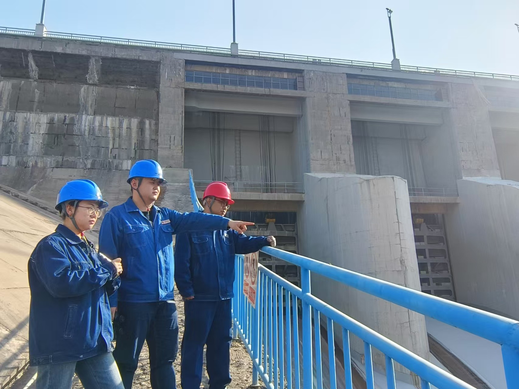 劉家峽水電廠：開展汛后“體檢” 筑牢安全防線 (1).jpg