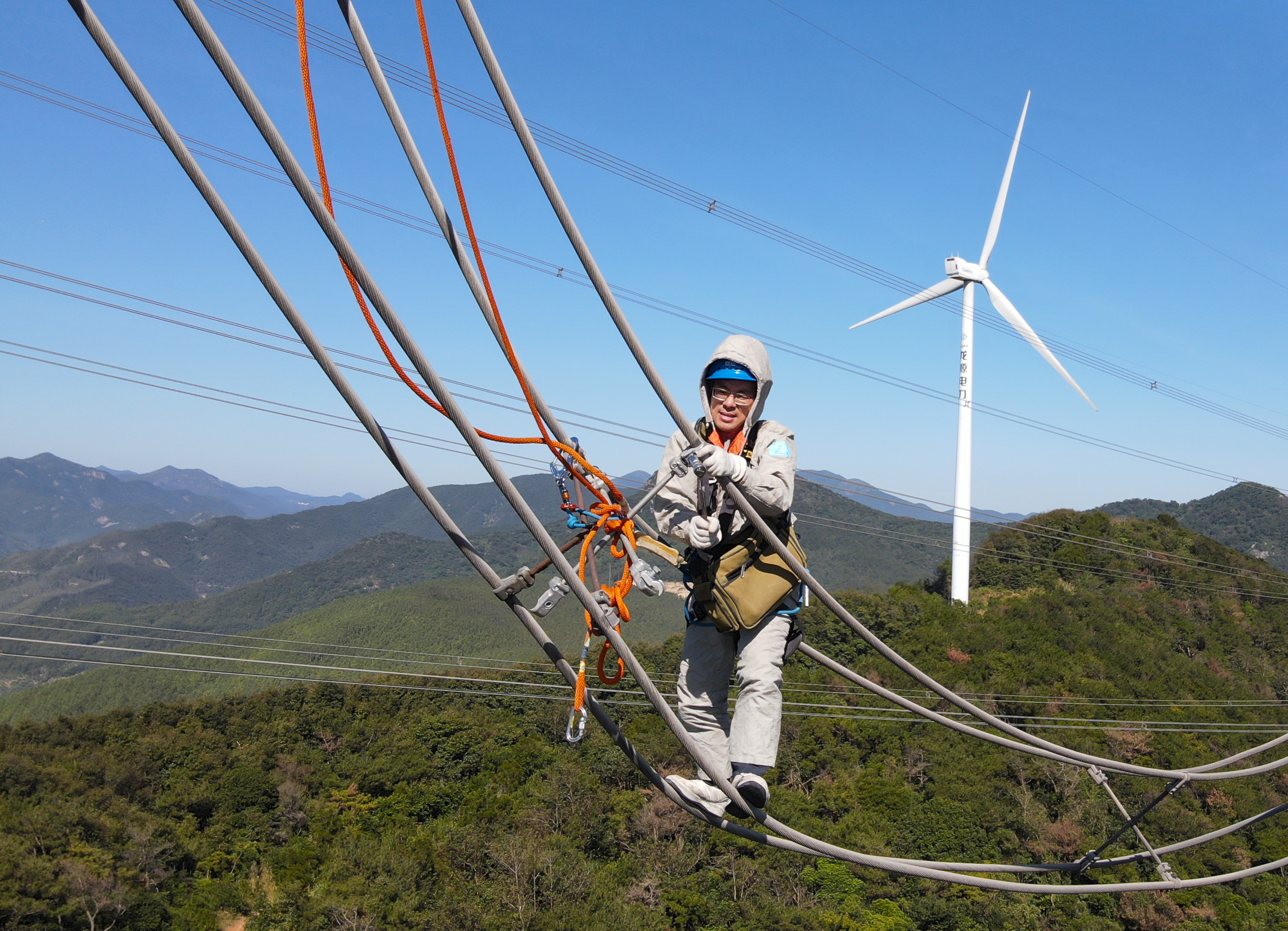 11月29日國網(wǎng)福州供電公司輸電帶電作業(yè)一班在福建省莆田市涵江區(qū)江口鎮(zhèn)官莊村500千伏玉頂Ⅱ路88號塔帶電更換引流線間隔棒（陳德鈞）2.jpg