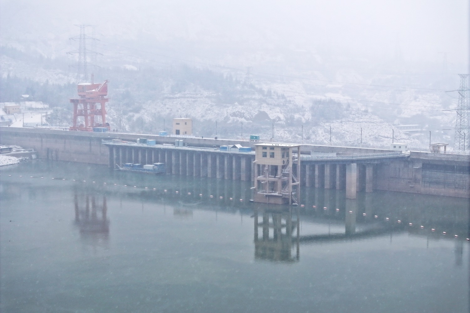 劉家峽水電廠：“以雪為令”應(yīng)對(duì)寒潮降雪天氣 (1).JPG