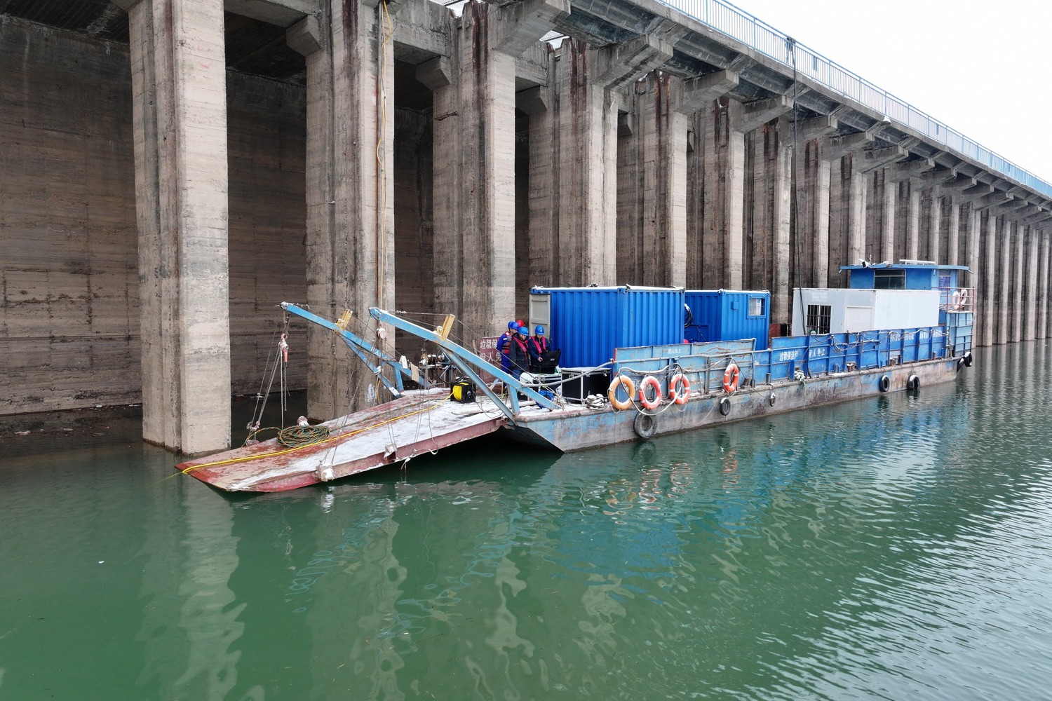 劉家峽水電廠：水下機(jī)器人“診斷”機(jī)組進(jìn)水口攔污柵 (3).JPG