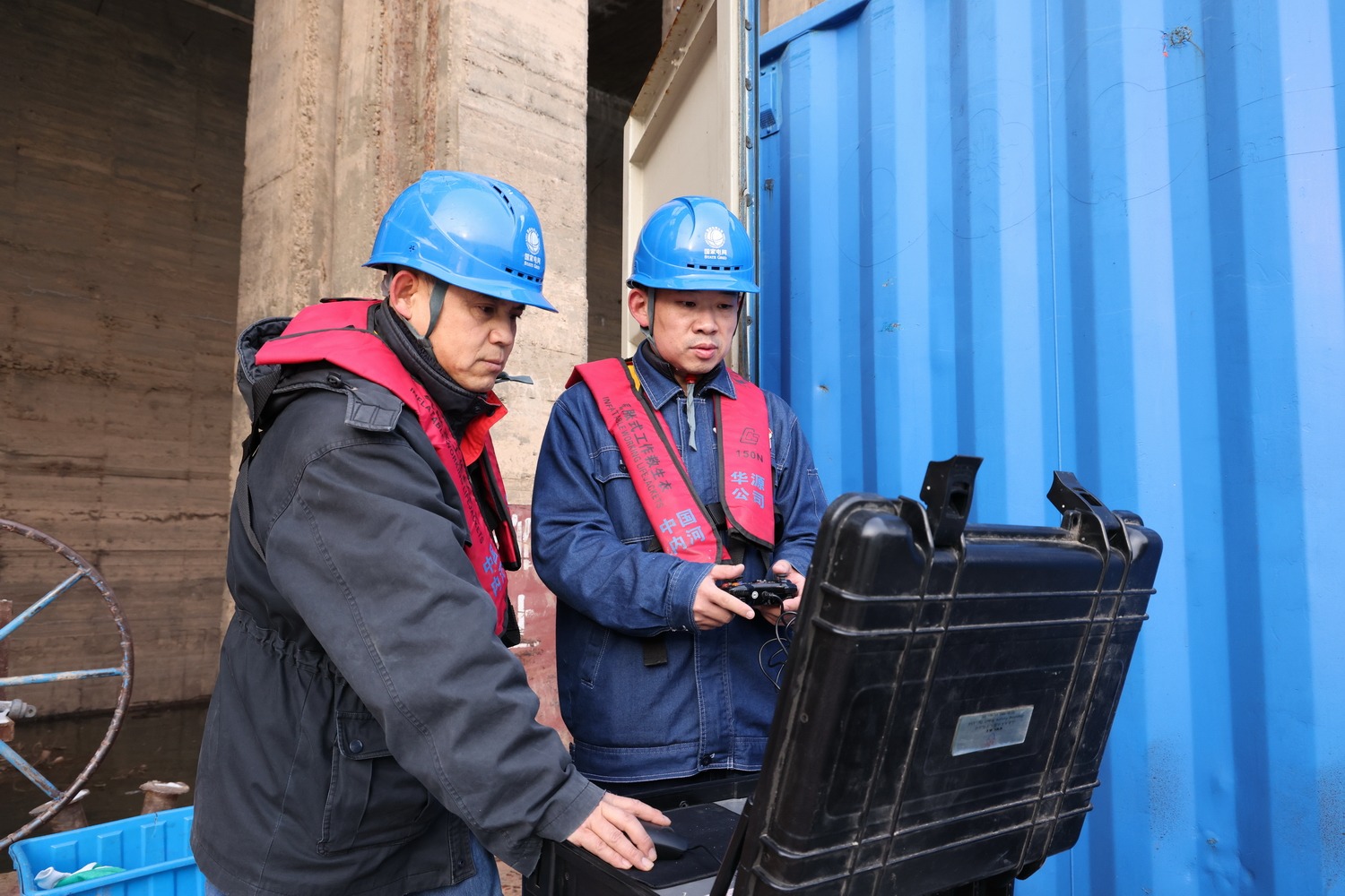 劉家峽水電廠：水下機(jī)器人“診斷”機(jī)組進(jìn)水口攔污柵 (1).jpg