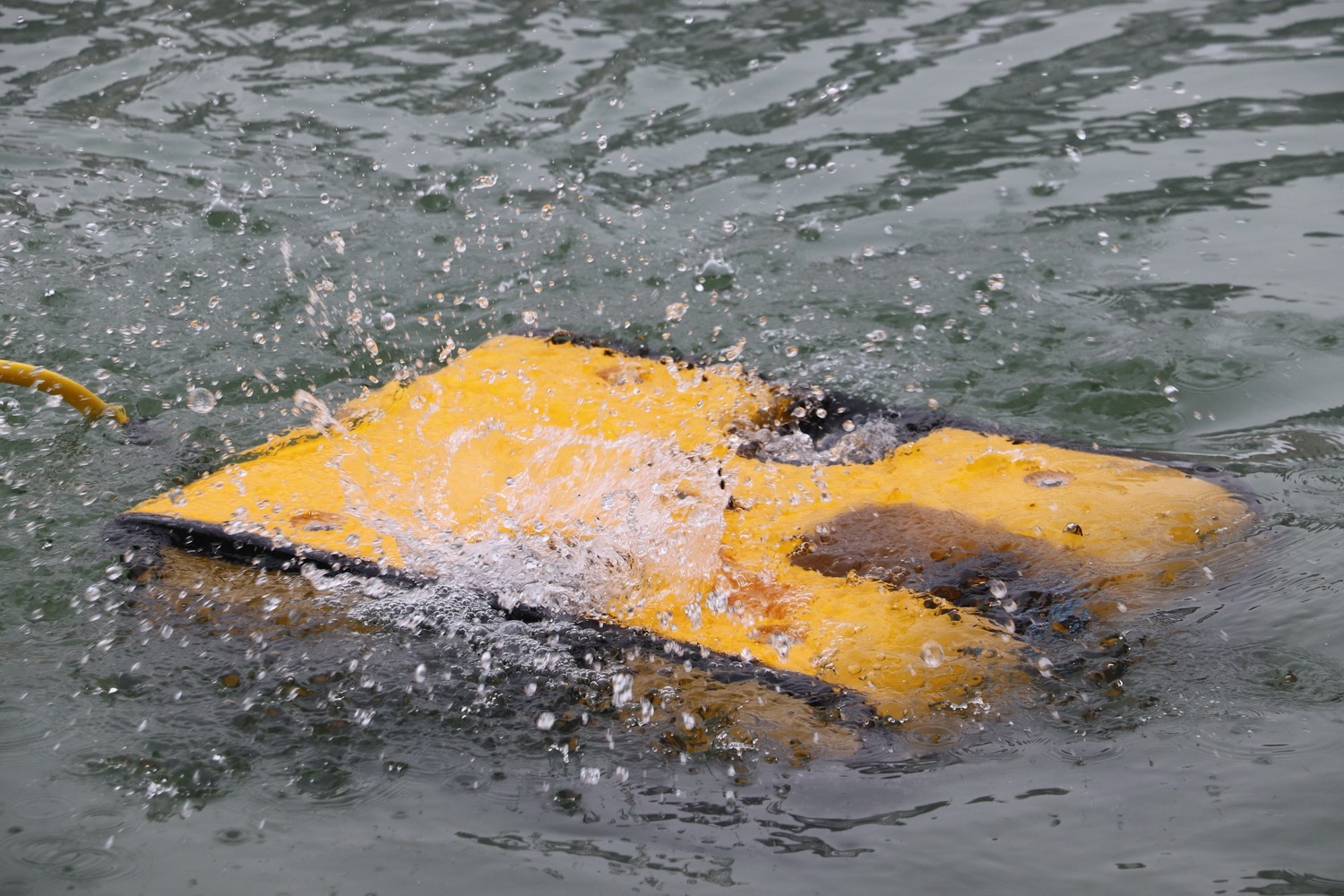 劉家峽水電廠：水下機(jī)器人“診斷”機(jī)組進(jìn)水口攔污柵 (2).JPG