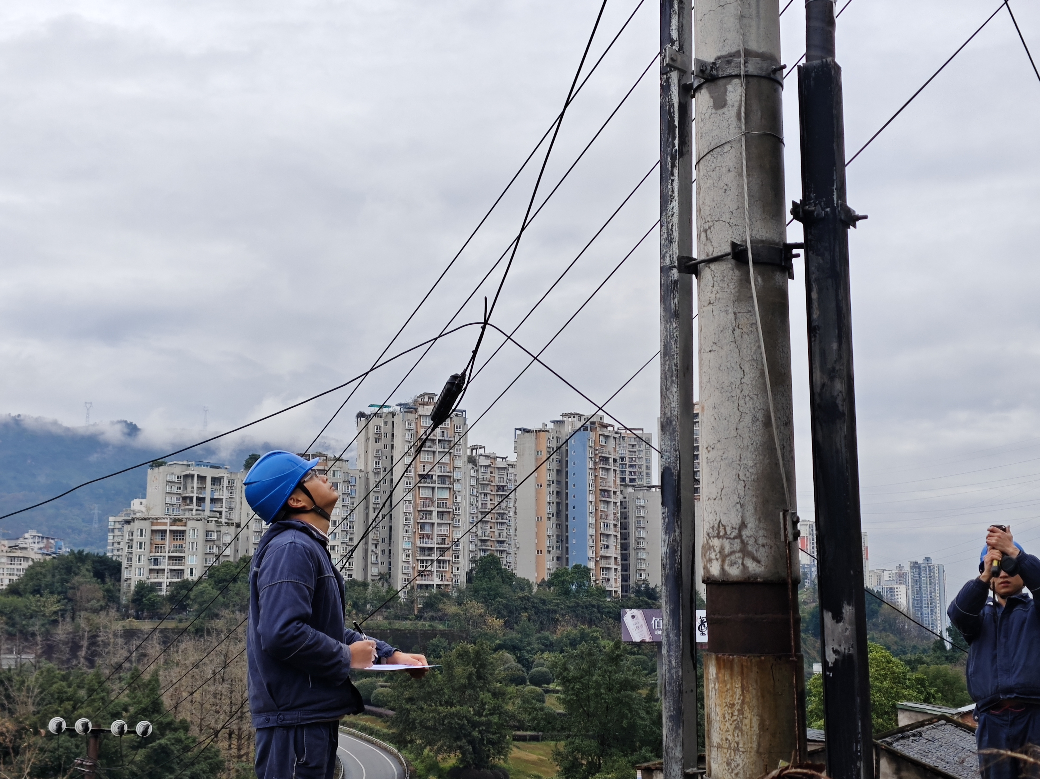 2025.1.9國網(wǎng)綦江供電公司員工對10kV天中線開展春節(jié)前保電特巡（攝 楊瀧）.jpg