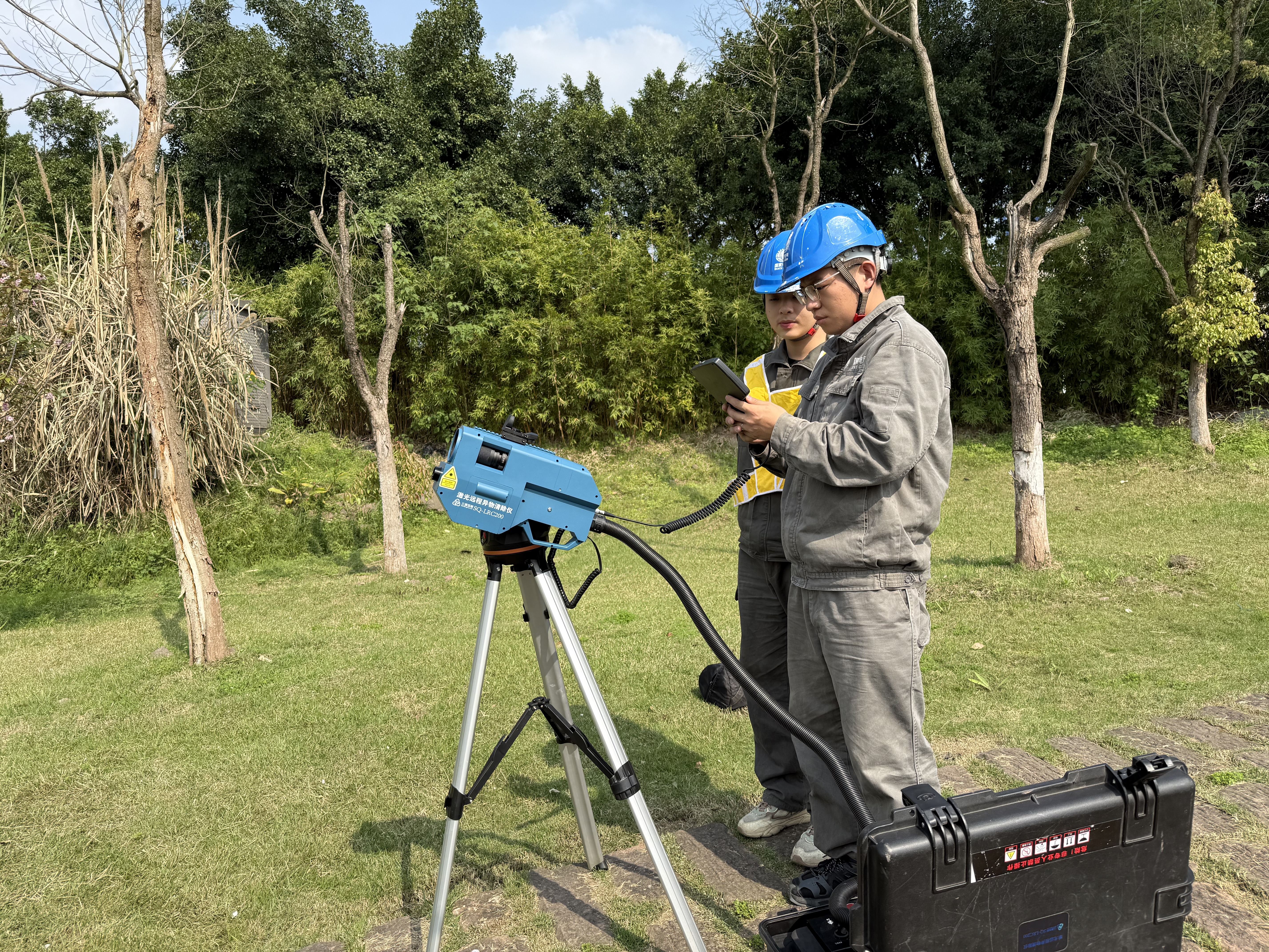 輸電檢修班利用激光炮快速消除空飄隱患.jpeg