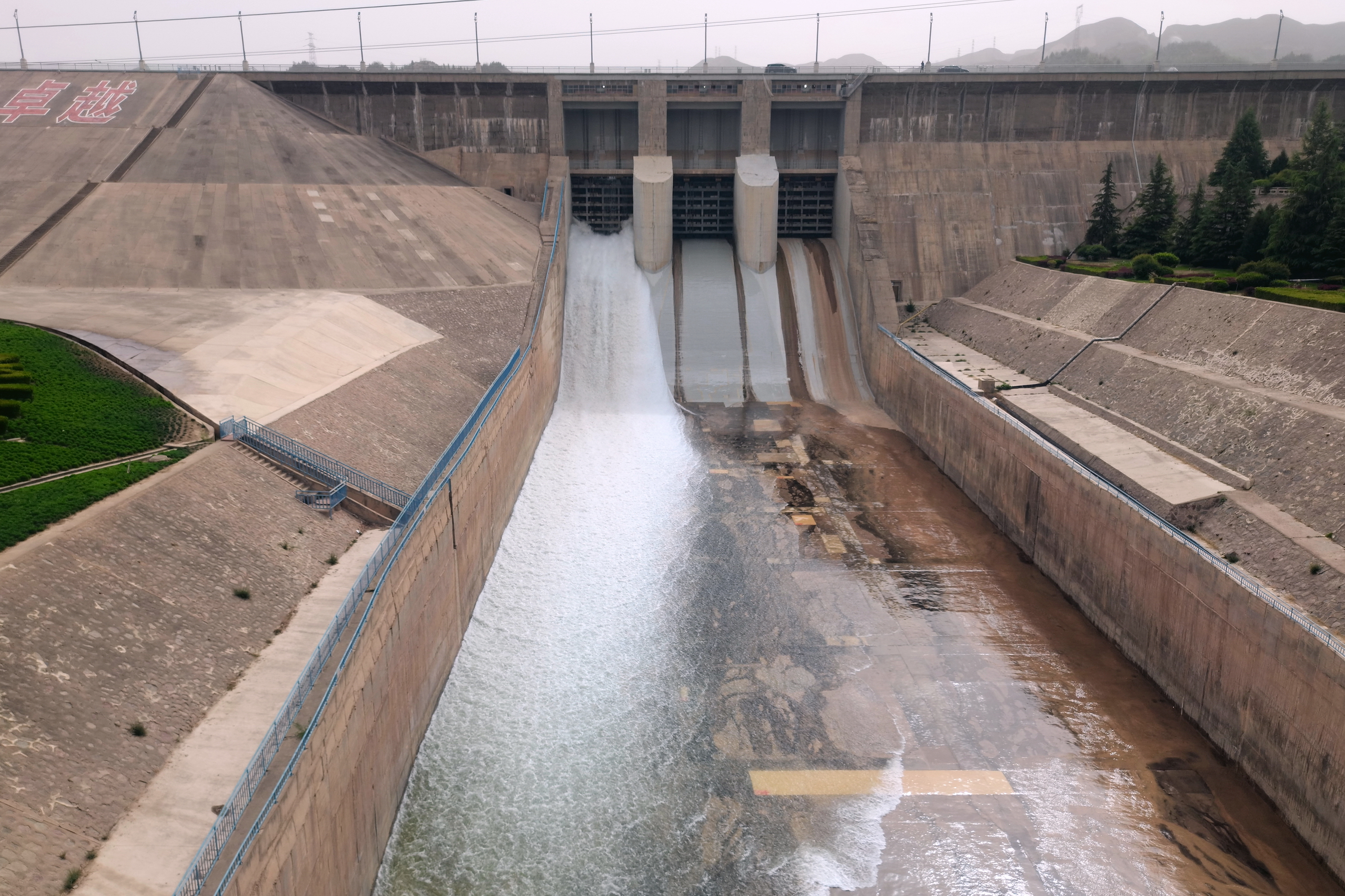 備戰(zhàn)防汛 劉家峽水電廠溢洪道提門(mén)試閘.jpg