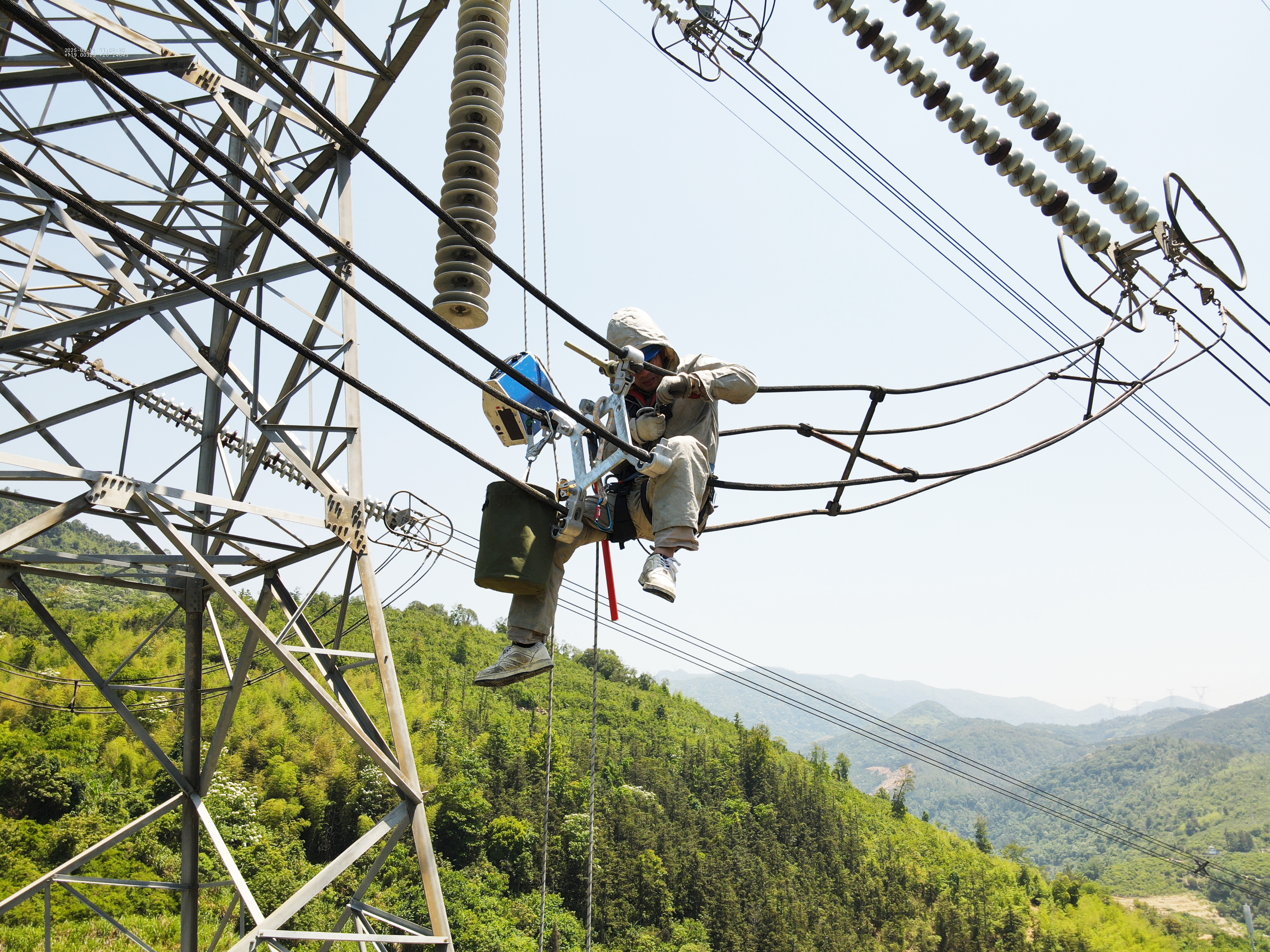 5月14日福建福州供電公司員工林信恩在福建省福州市閩侯縣白沙鎮(zhèn)大目溪村對(duì)500千伏水笠線52號(hào)塔進(jìn)行防風(fēng)偏改造（陳德鈞）2.jpg