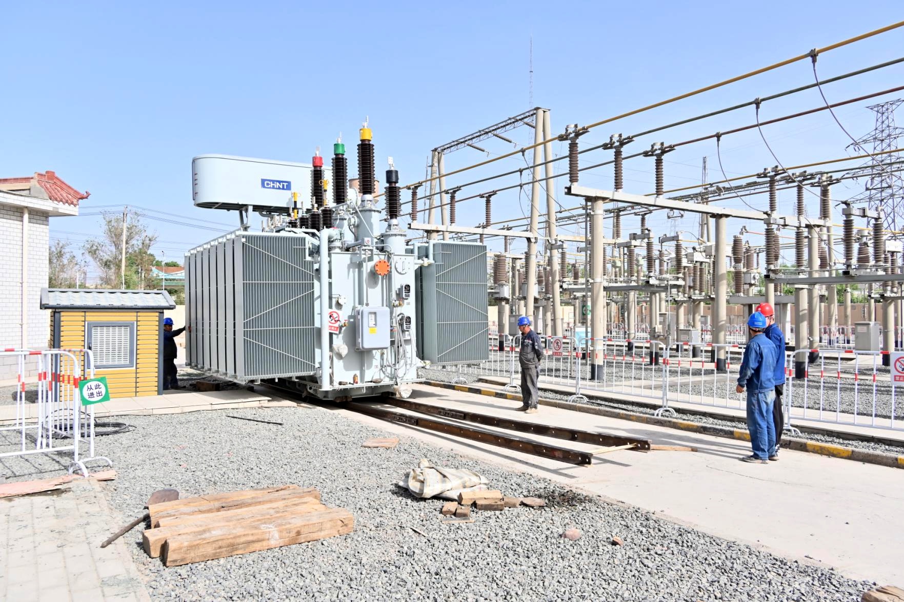 5月21日，施工人員利用鋼軌進行變壓器整體推移。（王騫 攝） (2).jpg