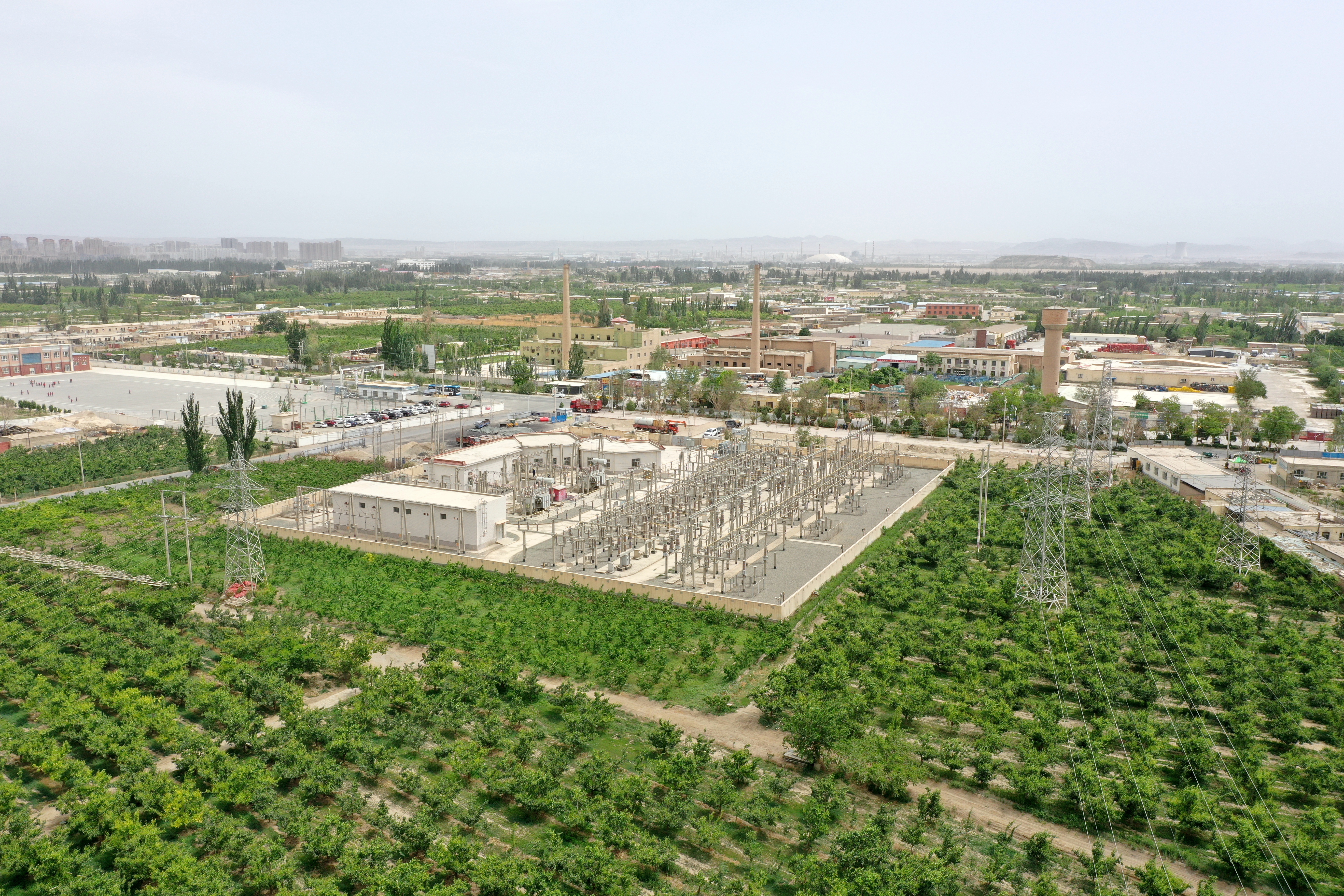 位于庫爾勒市阿瓦提農(nóng)場的110千伏市南變電站。（王騫 攝）.JPG