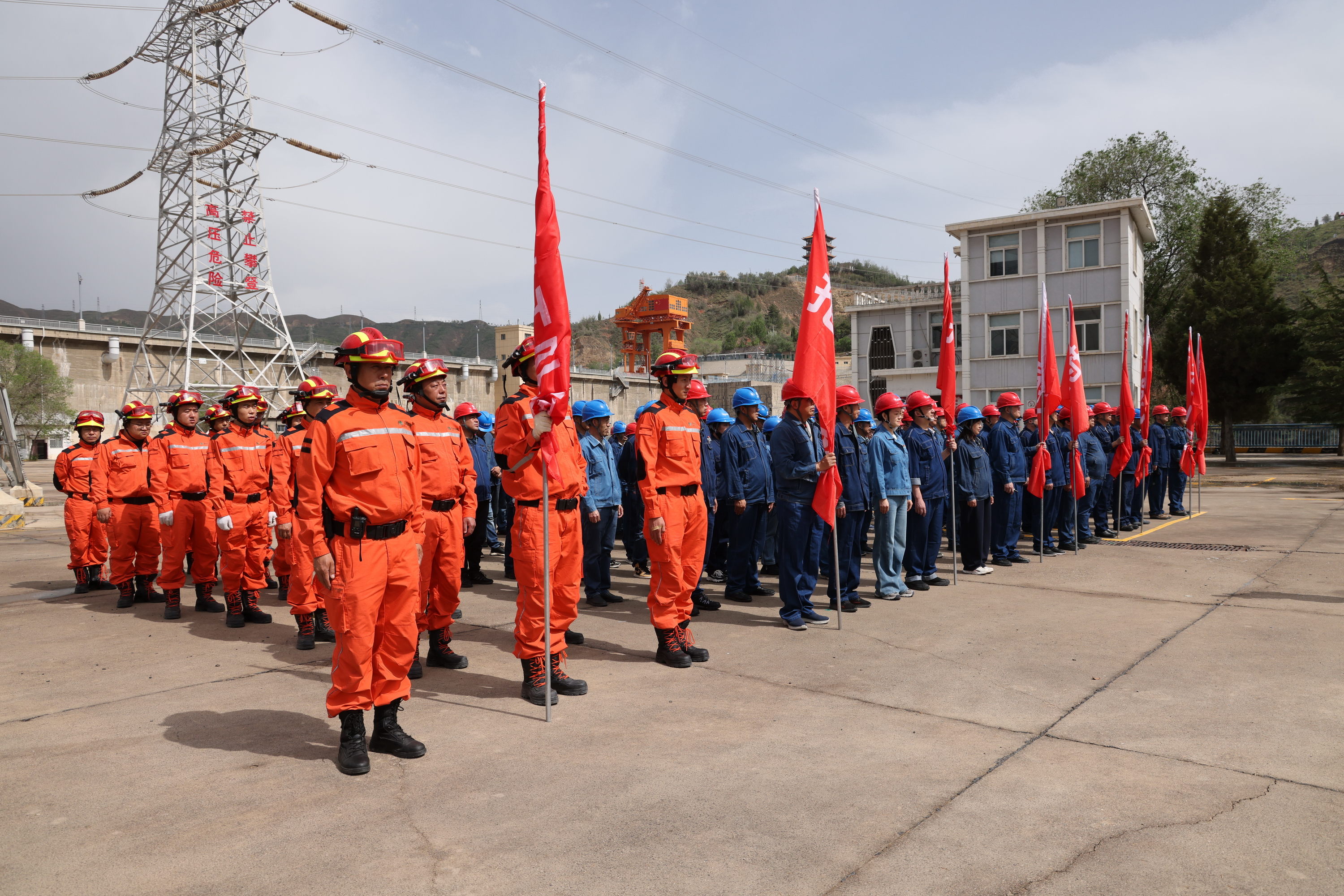 劉家峽水電廠開展2025年政企協(xié)同防汛綜合應急演練 (1).JPG