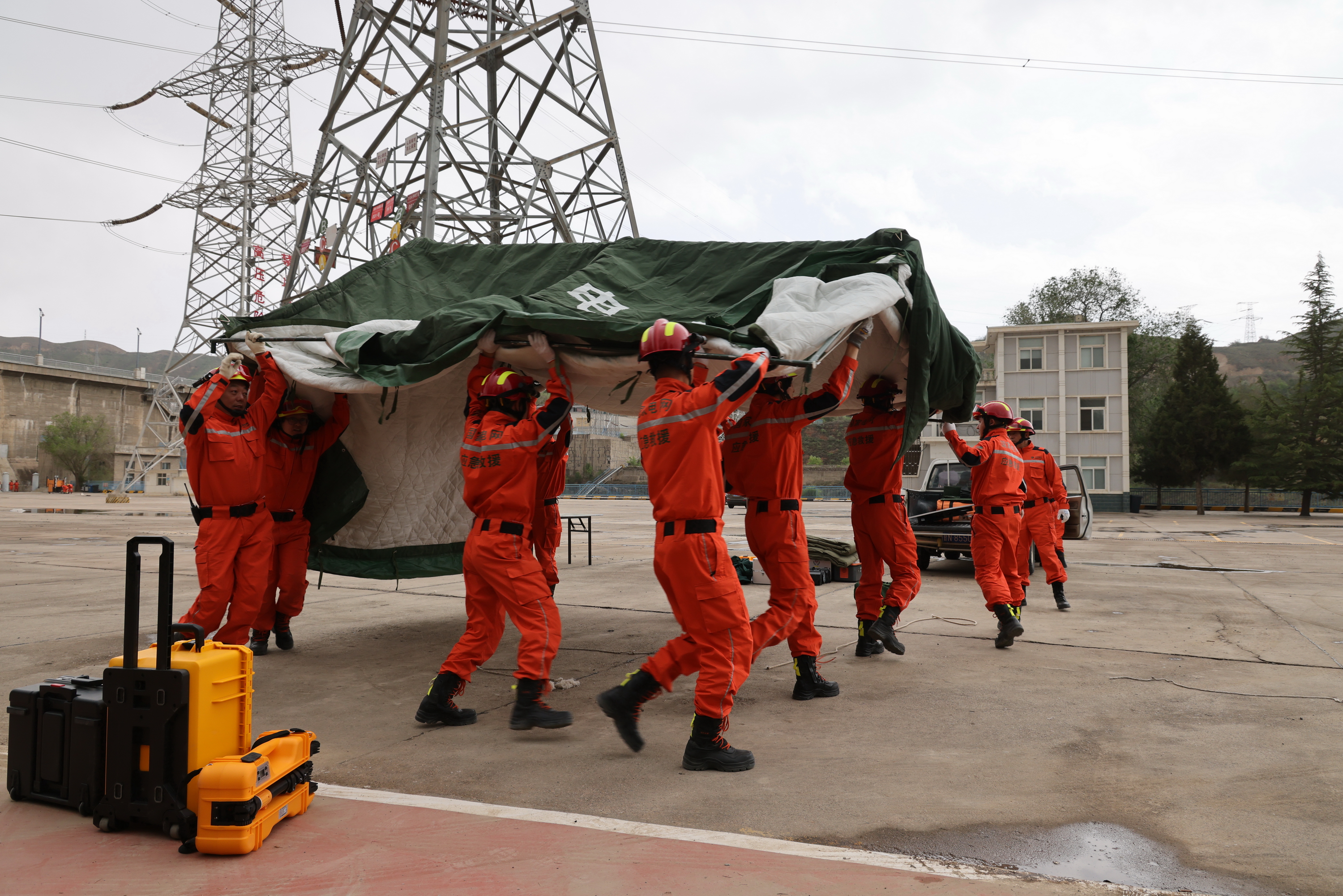 劉家峽水電廠開展2025年政企協(xié)同防汛綜合應急演練 (2).JPG