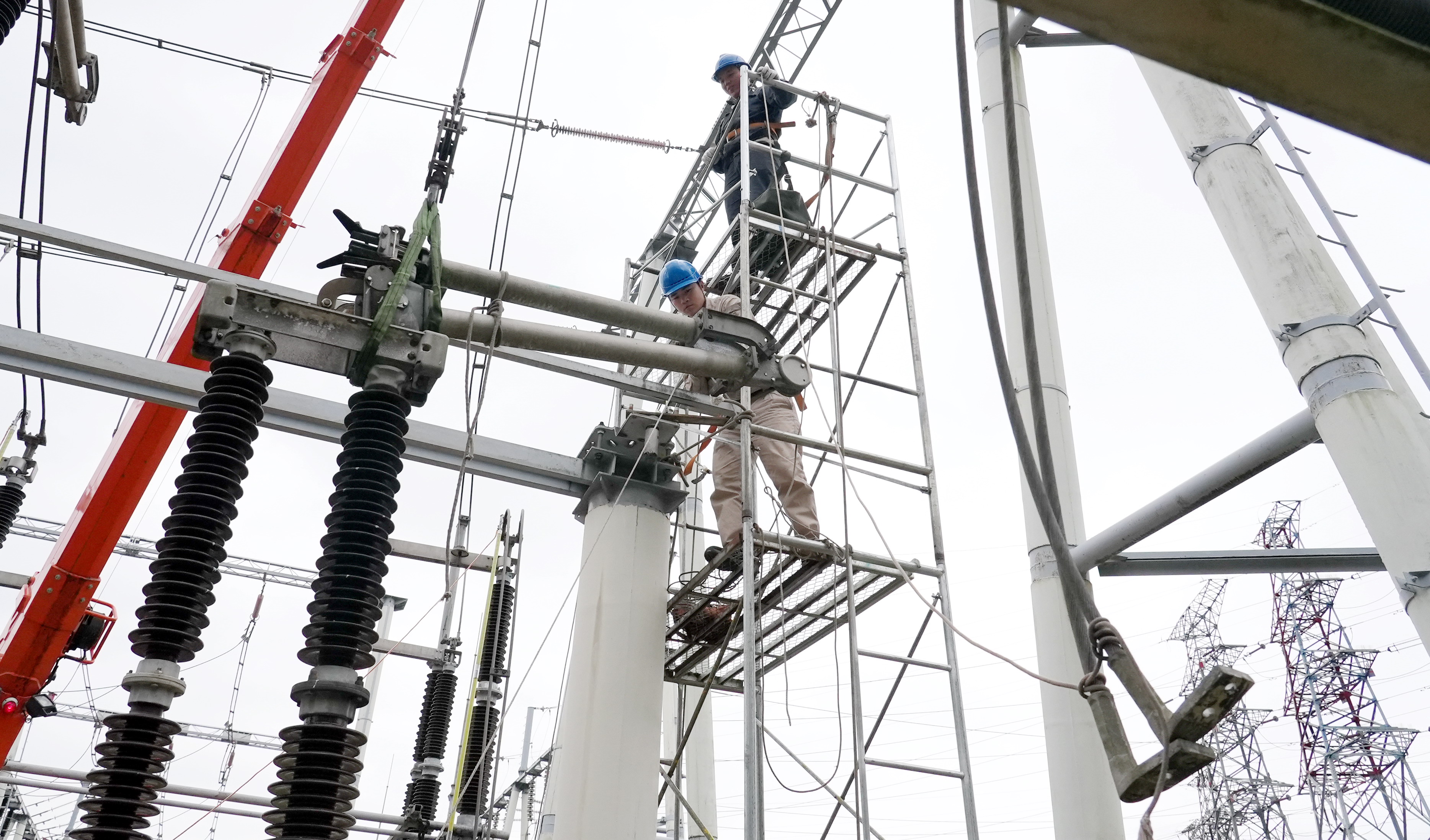 2025年11月18日，國網(wǎng)福州供電公司檢修人員正在220千伏江田變電站內進行刀閘大修作業(yè)6（柯俊明）.jpg