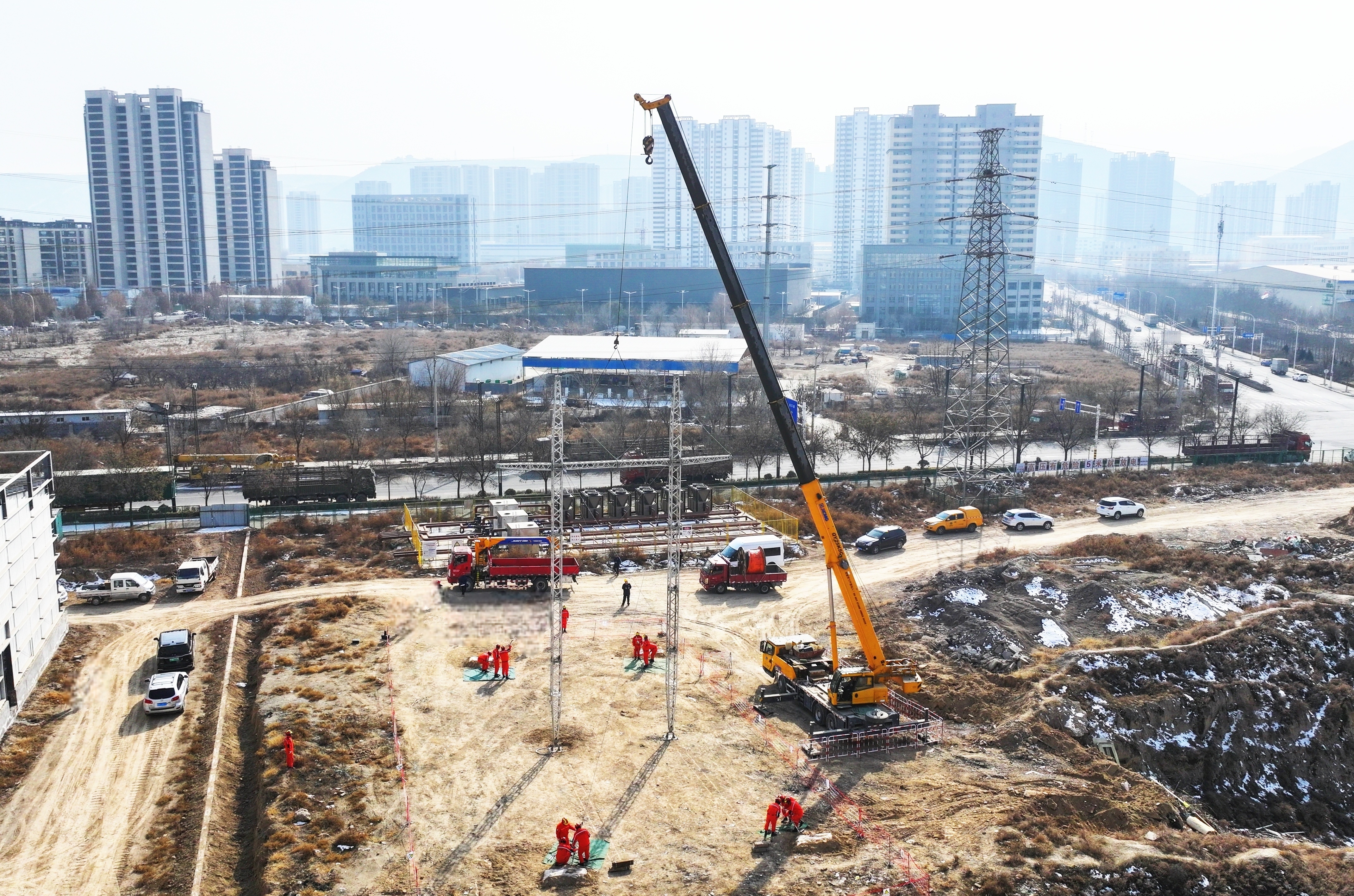 2月3日，國(guó)網(wǎng)蘭州供電公司、中鐵集團(tuán)蘭州高鐵基礎(chǔ)設(shè)施段共同開(kāi)展“保春運(yùn)、穩(wěn)供電、護(hù)安全”聯(lián)合應(yīng)急演練。李小東 攝 (2).jpg