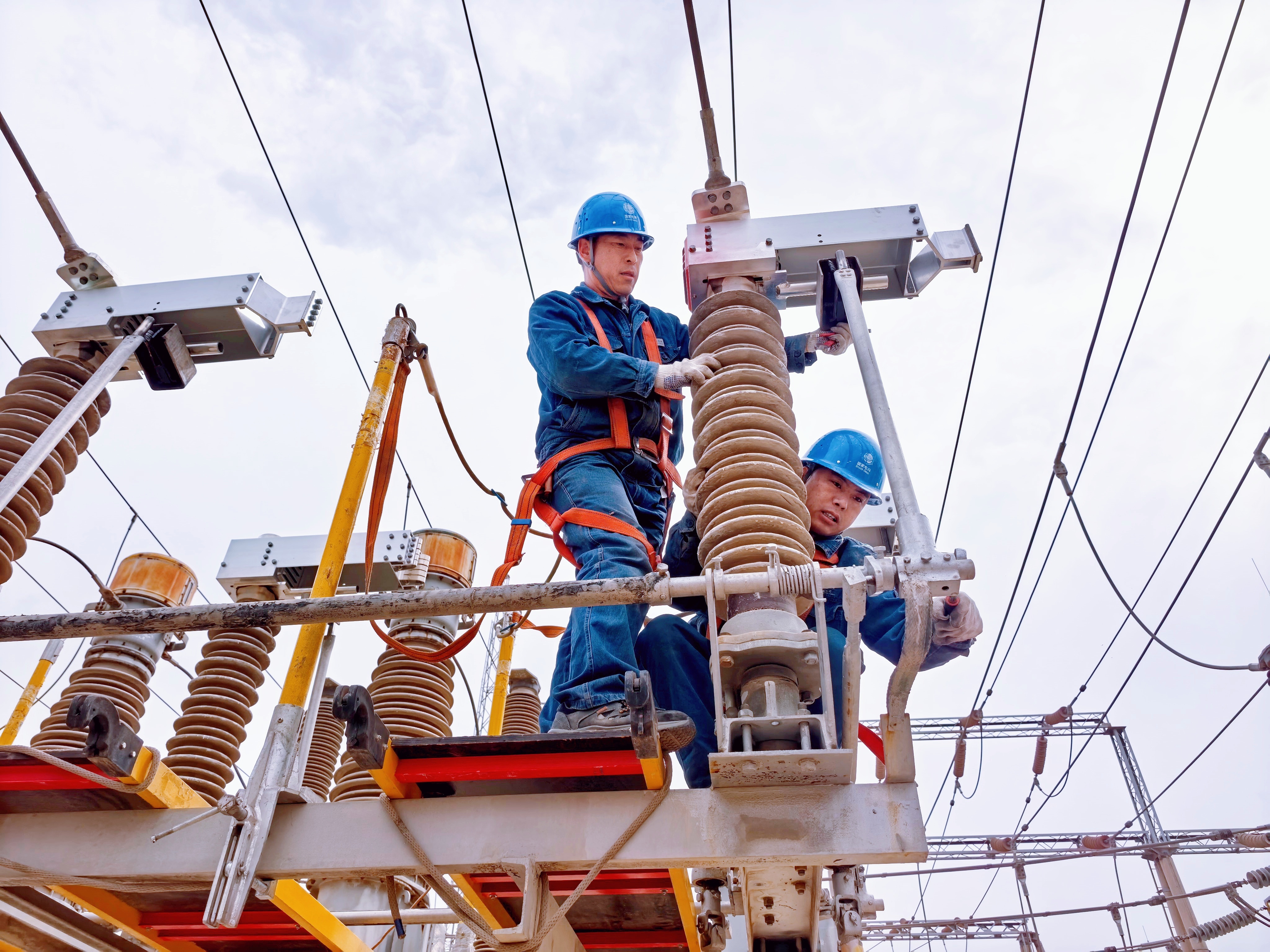 國網(wǎng)蘭州供電公司變電檢修中心員工在330千伏和平變電站開展刀閘導(dǎo)電部分更換工作。王暉攝 (1).jpg