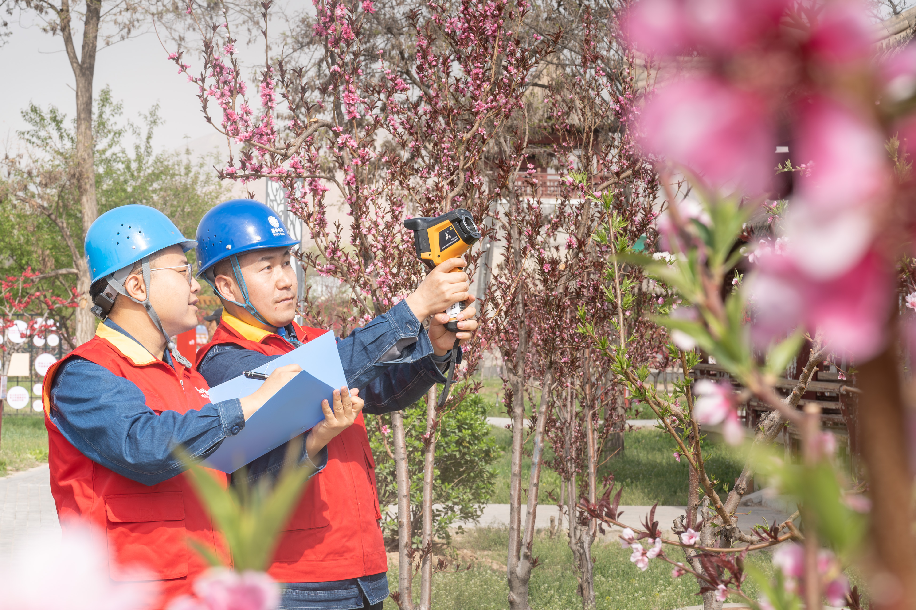 4月16日，國(guó)網(wǎng)蘭州供電公司員工何占琦、賈雅斌在安寧區(qū)仁壽山第41屆蘭州桃花會(huì)現(xiàn)場(chǎng)開(kāi)展多輪次不間斷巡視測(cè)溫，保障桃花會(huì)開(kāi)幕式順利舉行。<span id=