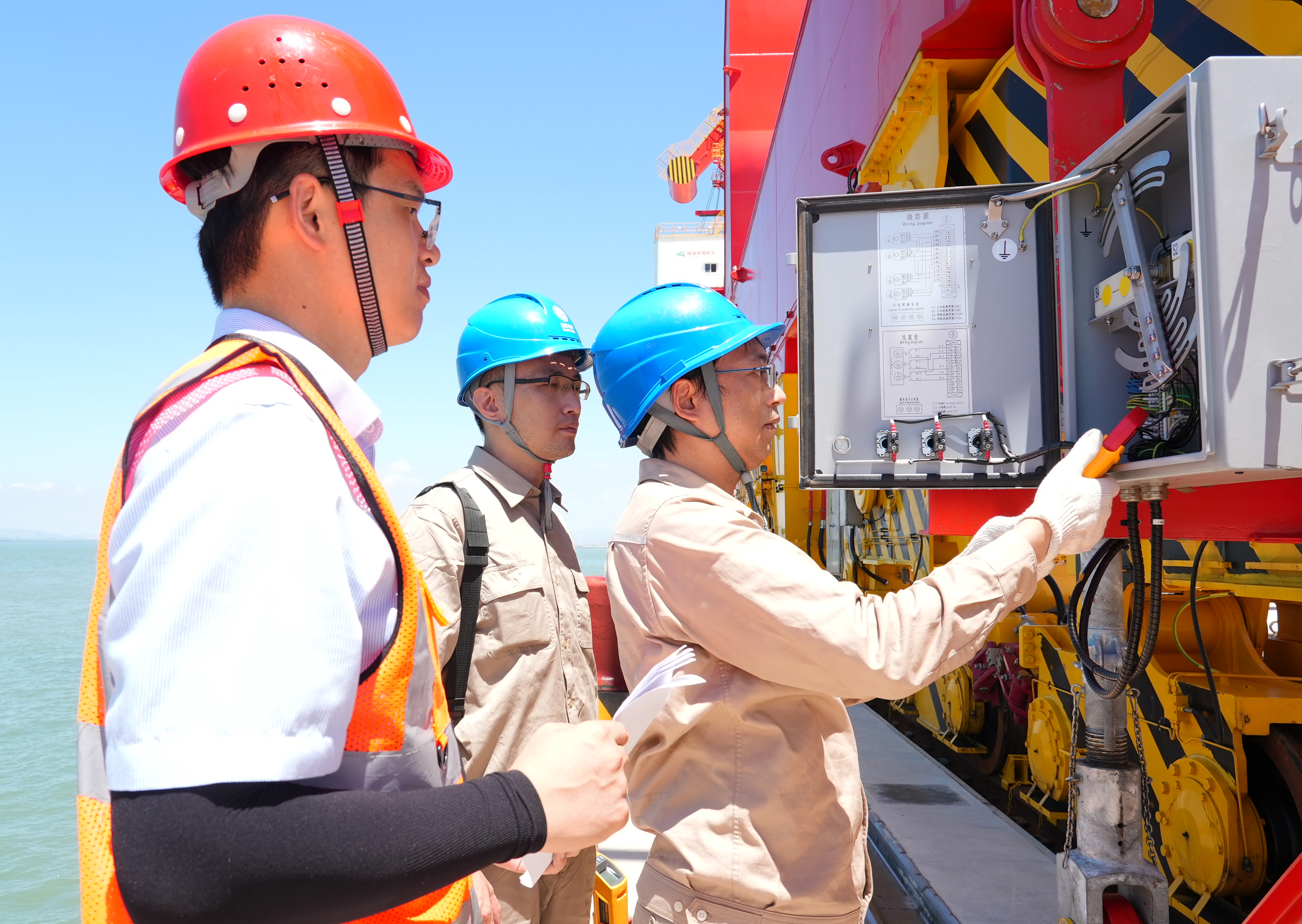 7月3日福建福州供電公司員工林森和錢驊冒著40℃的高溫對福建省東北地區(qū)首個零排放全電動碼頭——融港碼頭的電動龍門吊的供電線路進行巡檢（陳德鈞）1.jpg