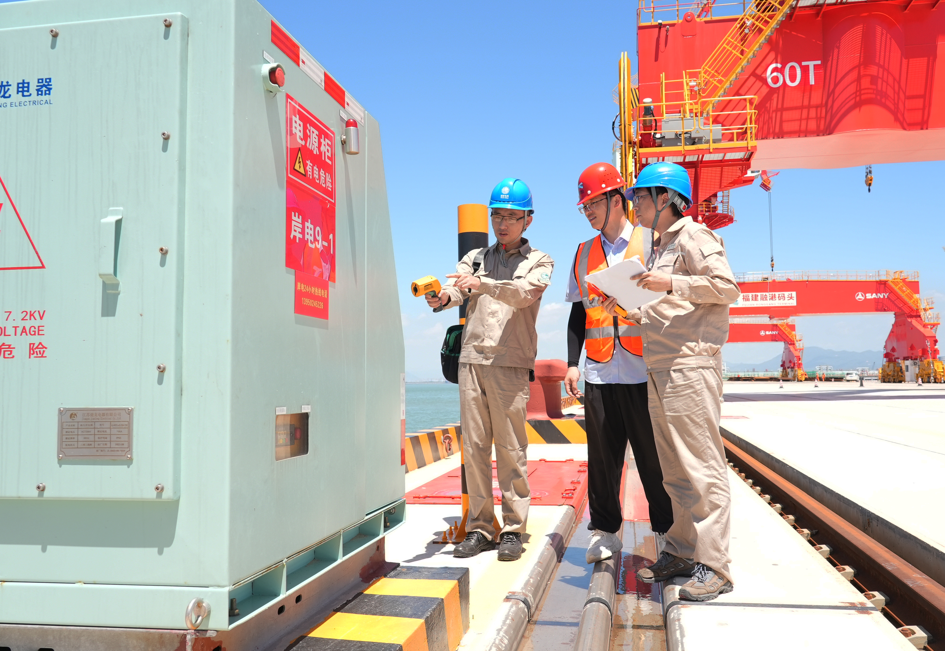 7月3日國網(wǎng)福州供電公司工作人員在福建融港碼頭用戶對岸電設備進行巡檢（陳德鈞）1.jpg