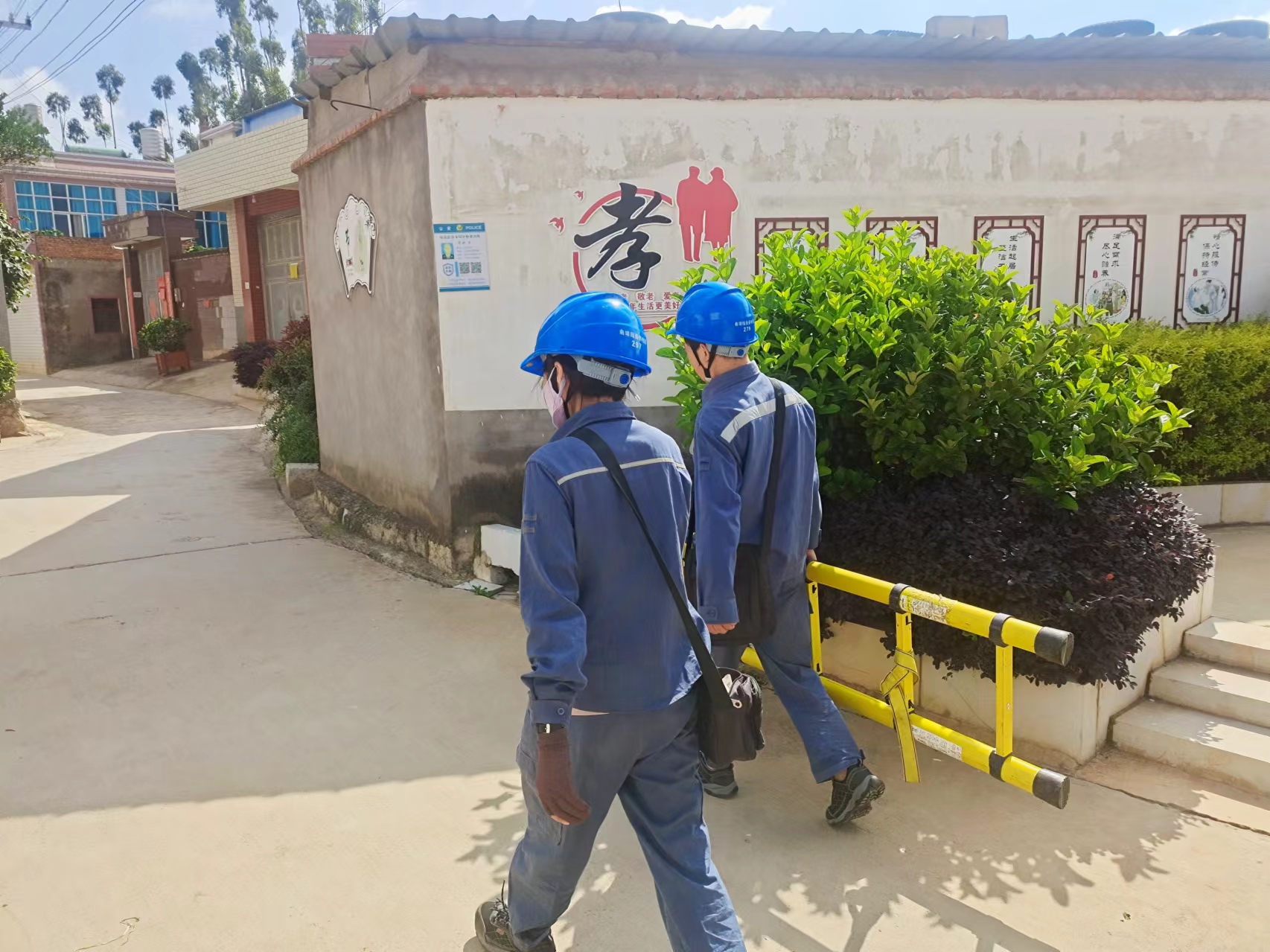 3、工作人員頭頂烈日開(kāi)展異常臺(tái)區(qū)線損核查 高雄林 攝.jpg