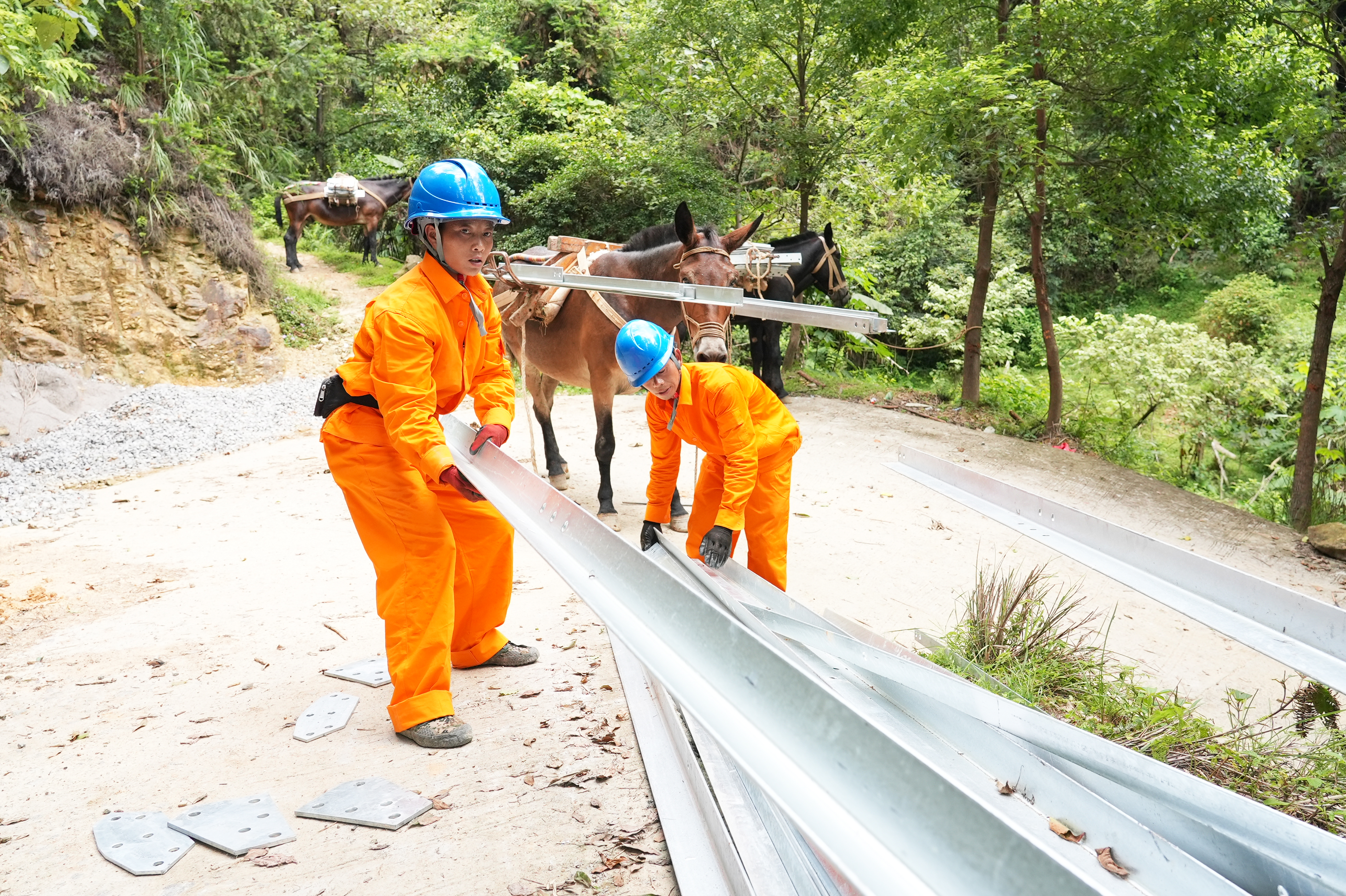 7月2日國網福州供電公司施工人員在福建省福州市閩清縣白樟鎮(zhèn)半山村使用騾馬為220千伏白<span id=