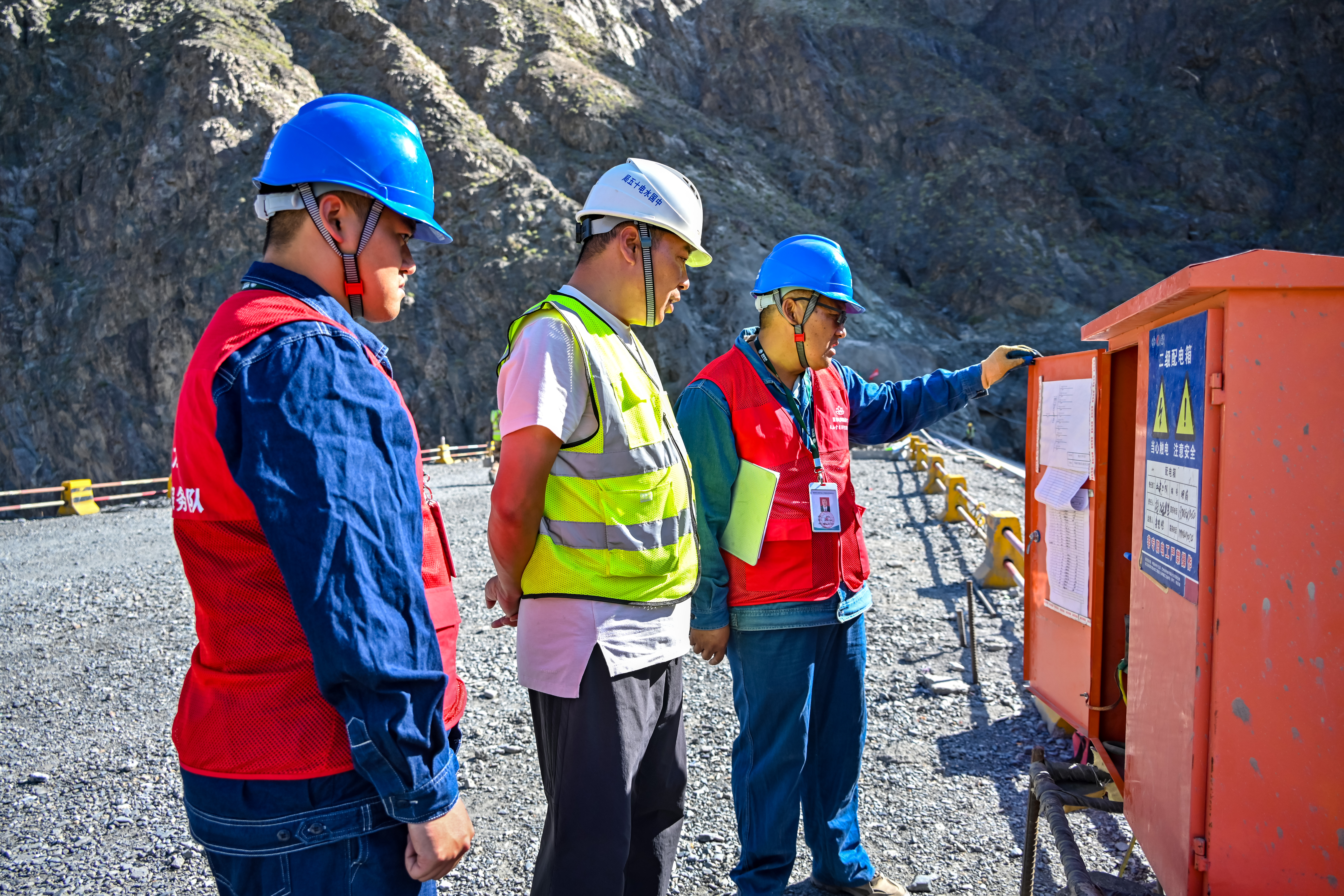 7月18日，國(guó)網(wǎng)巴州供電公司工作人員來(lái)到庫(kù)爾楚水庫(kù)工程建設(shè)現(xiàn)場(chǎng)，指導(dǎo)企業(yè)科學(xué)運(yùn)維用電設(shè)備，幫助排除用電安全隱患。（史俊毫 攝）.jpg