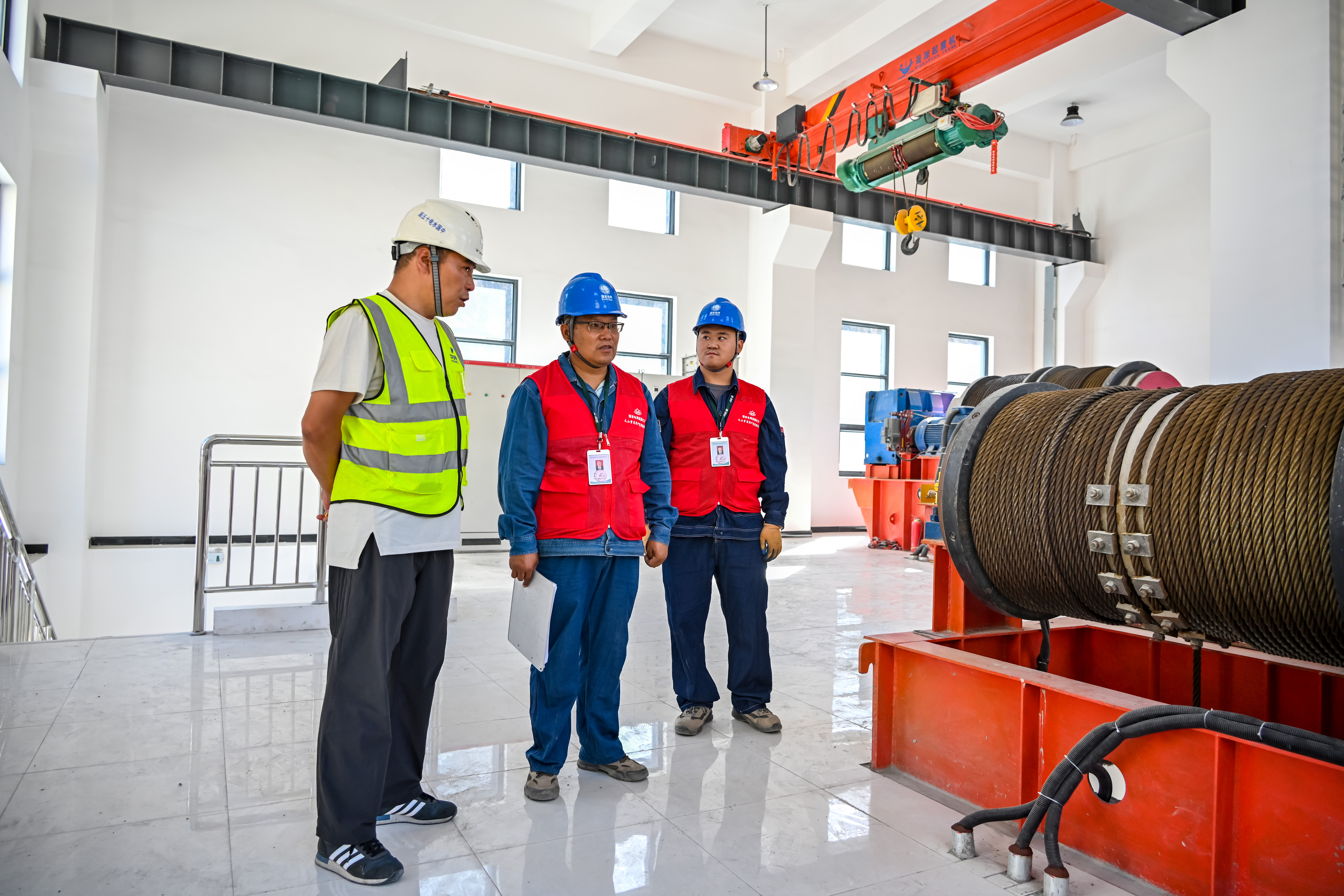 7月18日，國(guó)網(wǎng)巴州供電公司工作人員來(lái)到庫(kù)爾楚水庫(kù)工程建設(shè)現(xiàn)場(chǎng)，義務(wù)巡檢水庫(kù)專用線路設(shè)備，解決施工方遇到的各類用電問(wèn)題。（史俊毫 攝）3.jpg