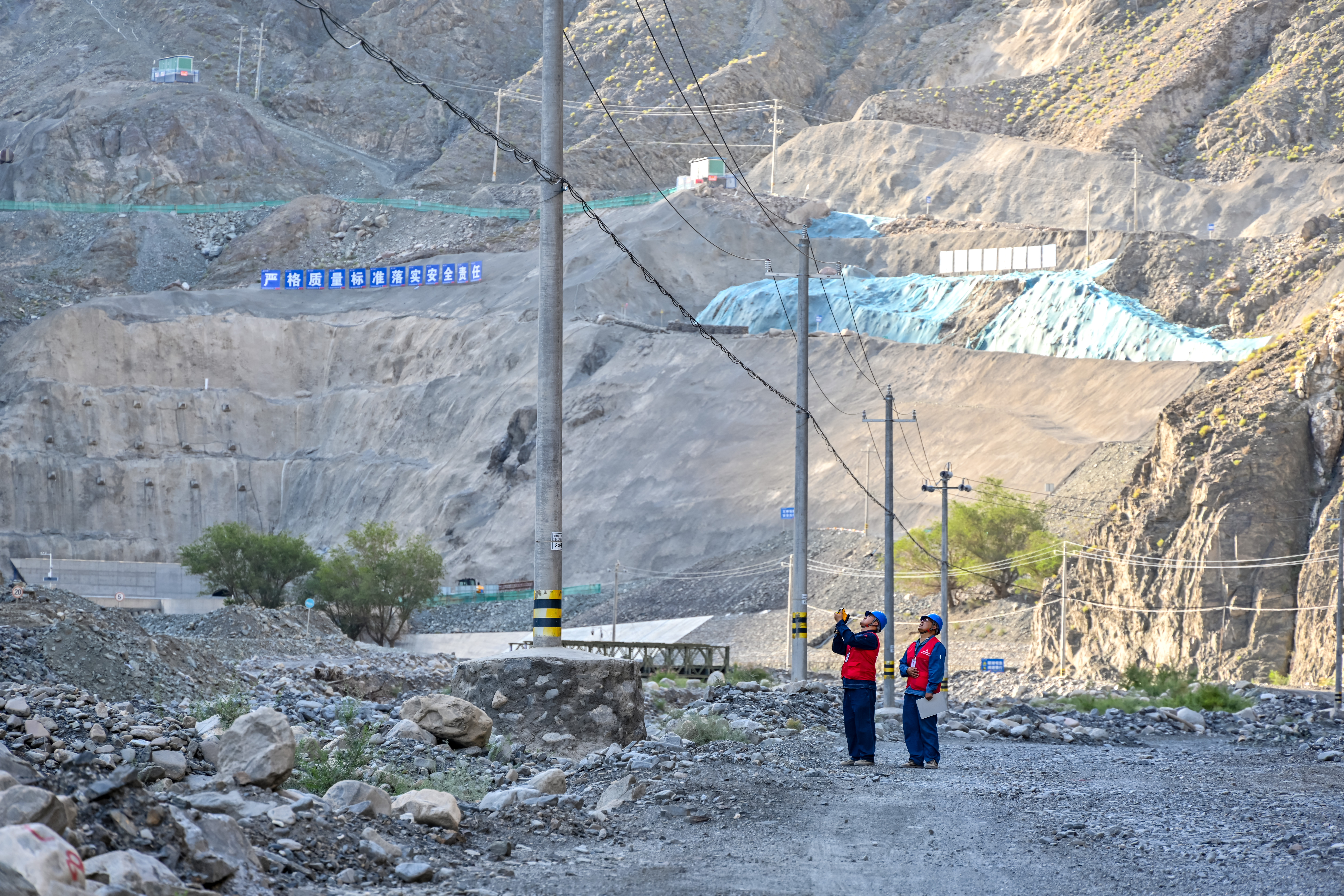 7月18日，國(guó)網(wǎng)巴州供電公司工作人員來(lái)到庫(kù)爾楚水庫(kù)工程建設(shè)現(xiàn)場(chǎng)，義務(wù)巡檢水庫(kù)專用線路設(shè)備。（史俊毫 攝）.jpg