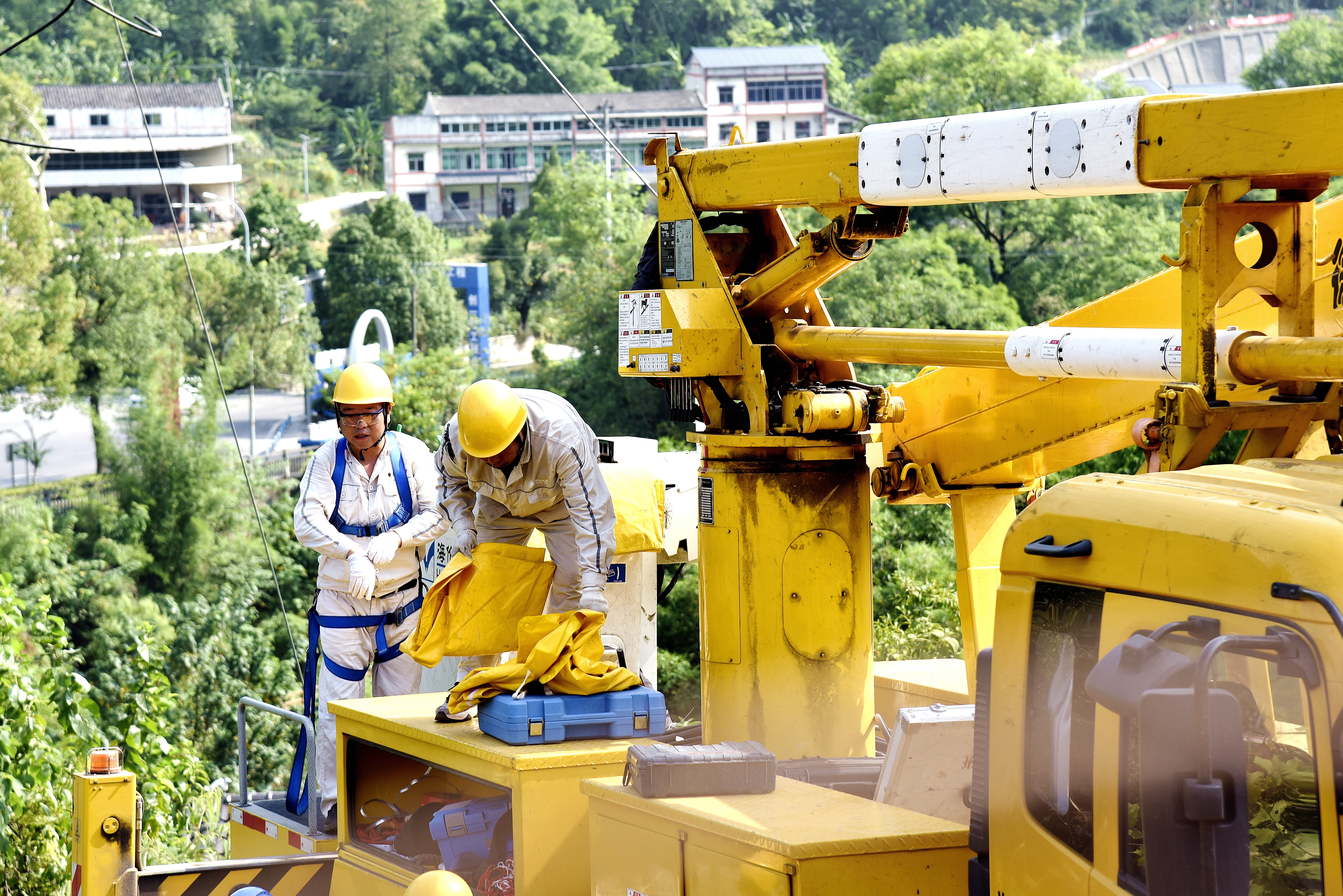 7月26日，國(guó)網(wǎng)重慶綦江供電公司工作人員在絕緣斗上穿戴防護(hù)器具。（鄢江奎）1_副本.jpg