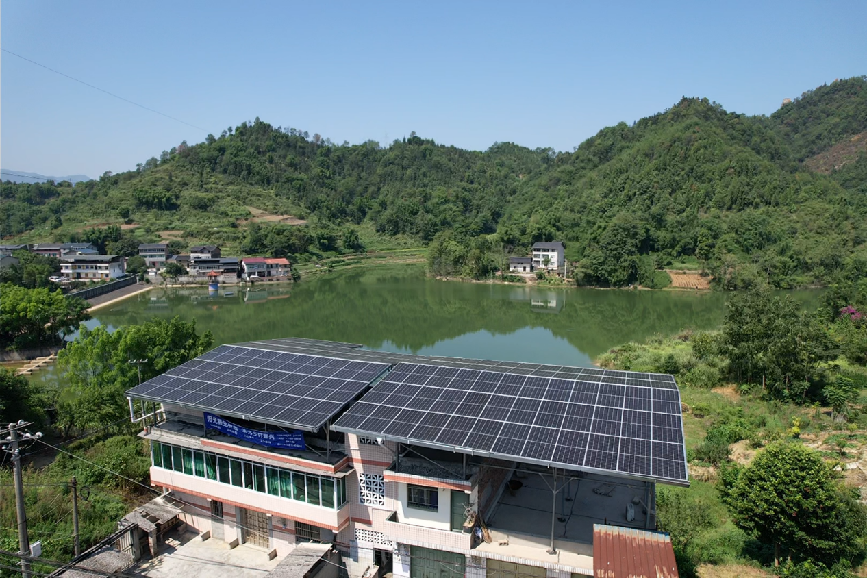 8月20日，在隆盛鎮(zhèn)十隆村村民屋頂光伏。（劉杰松攝）.png
