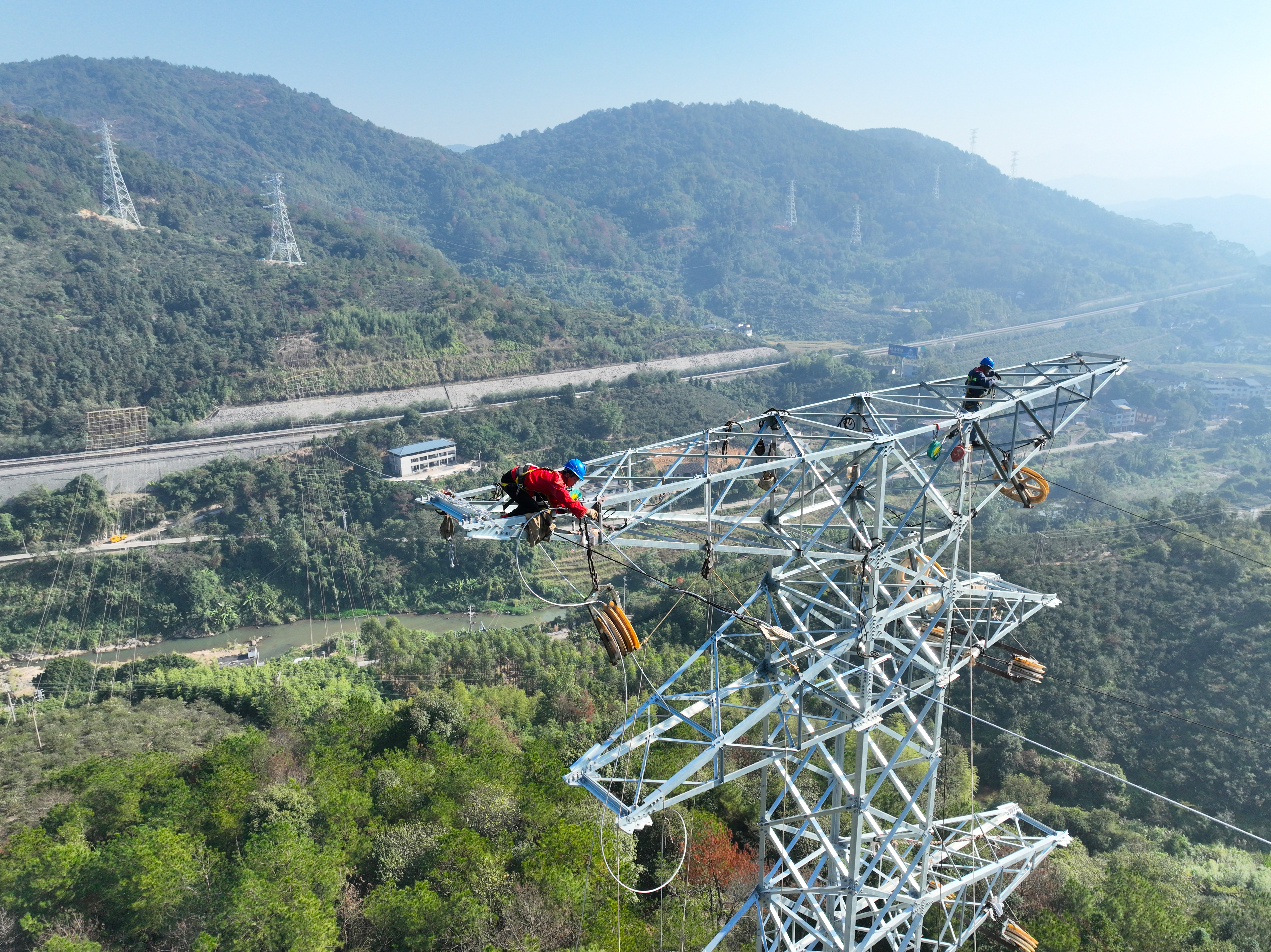 11月27日國網(wǎng)福州供電公司施工人員在福建省福州市閩清縣金沙鎮(zhèn)沃頭村220千伏白<span id=