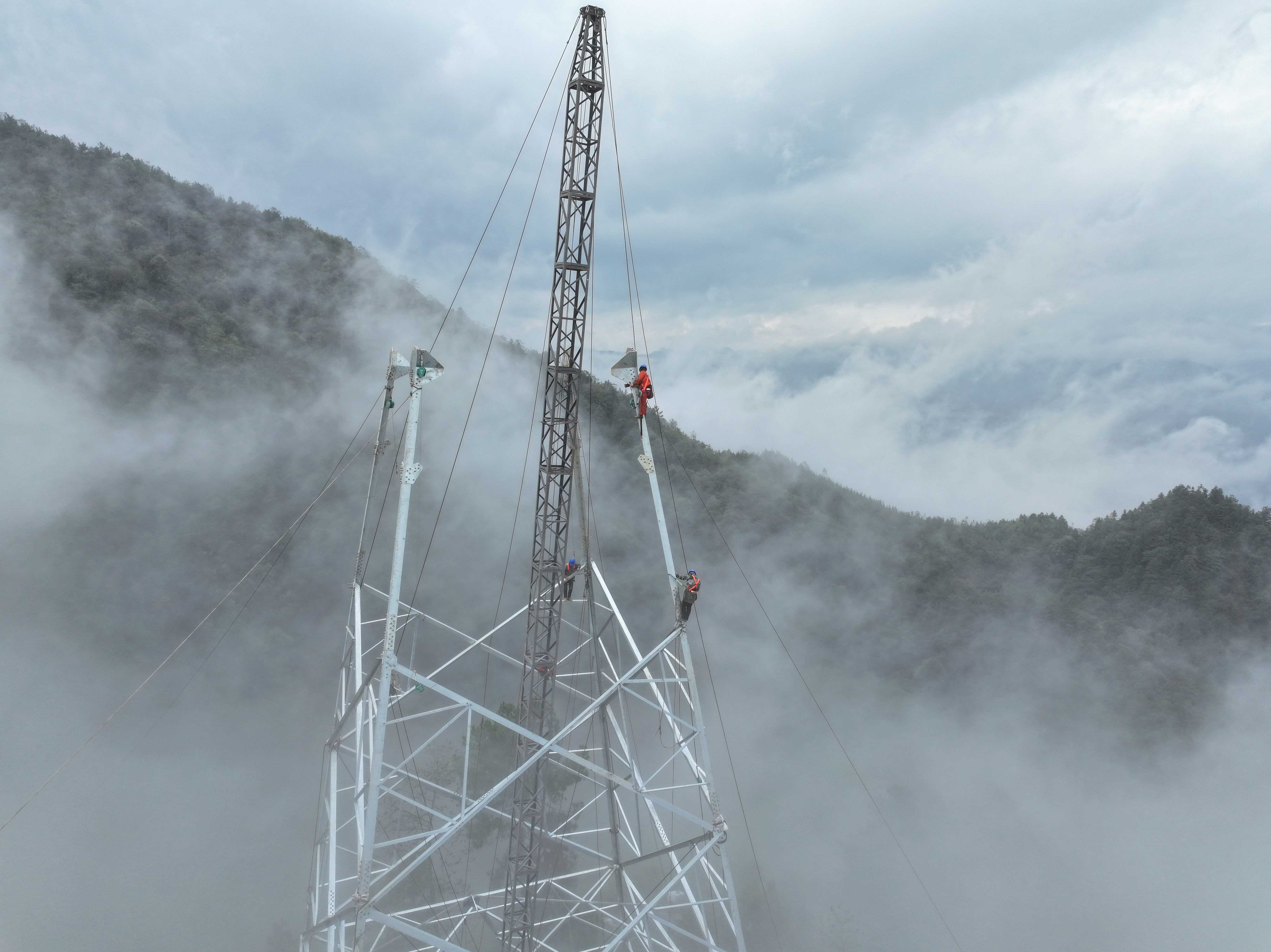 寒潮未到，抗冰先行。南方電網(wǎng)超高壓公司對(duì)<span id=