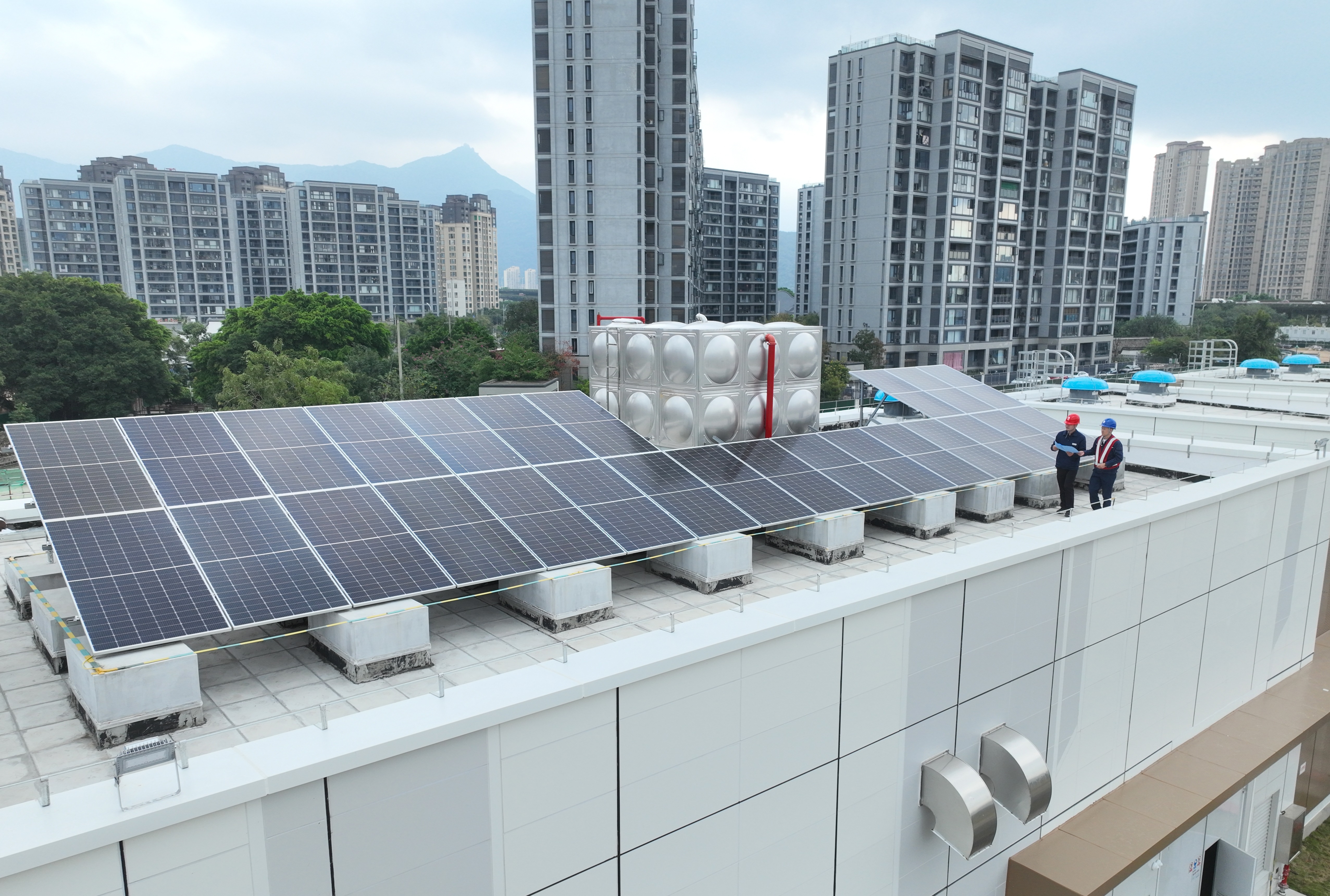 12月5日國(guó)網(wǎng)福州供電公司工作人員對(duì)110千伏浦下變電站的屋頂光伏開展投<span id=