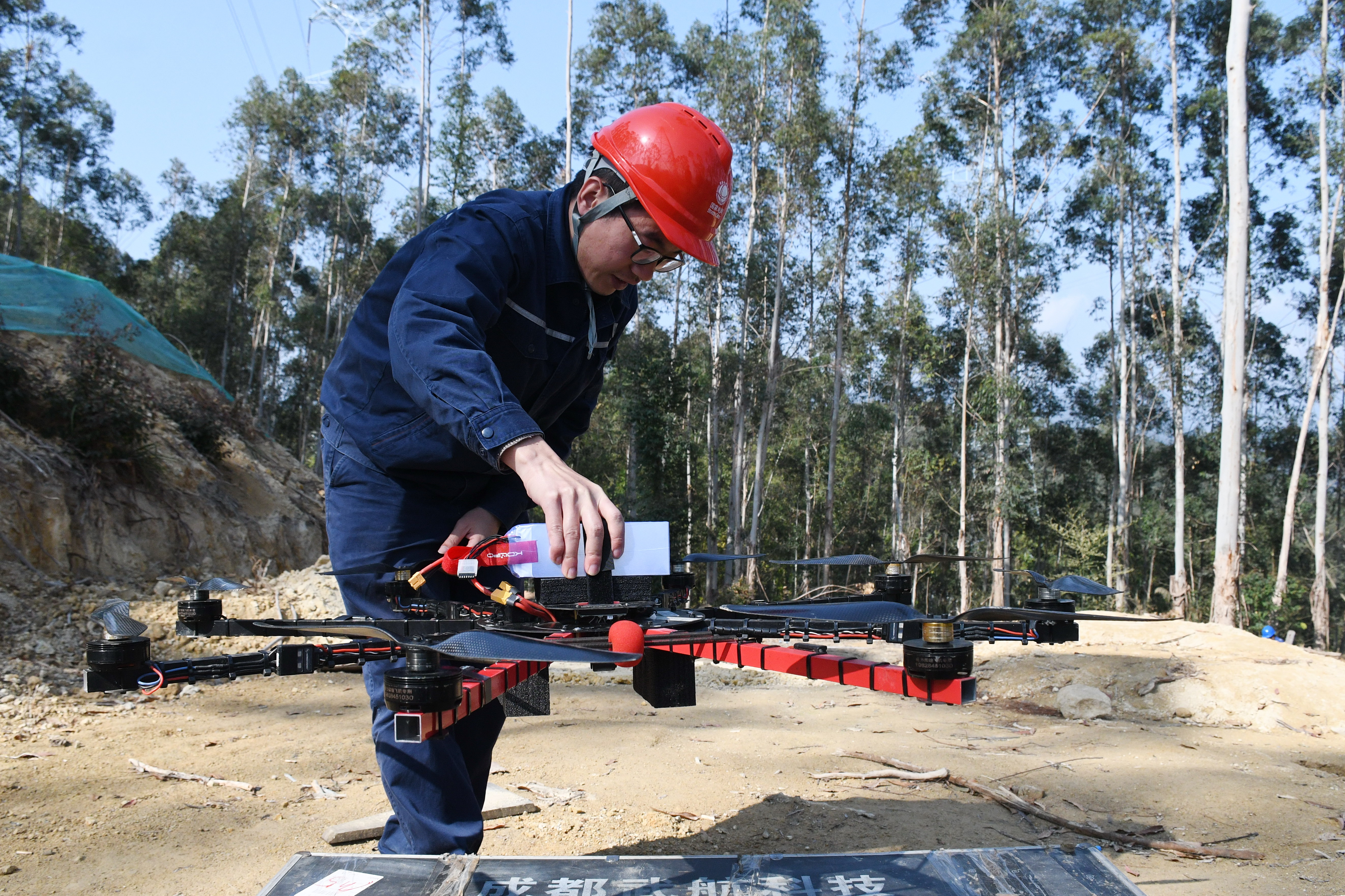 2月8日國網(wǎng)福州供電公司施工人員在福建省福州市閩清縣沃頭村使用無人機(jī)施工牽引繩進(jìn)行放線作業(yè)（陳德鈞）7.jpg