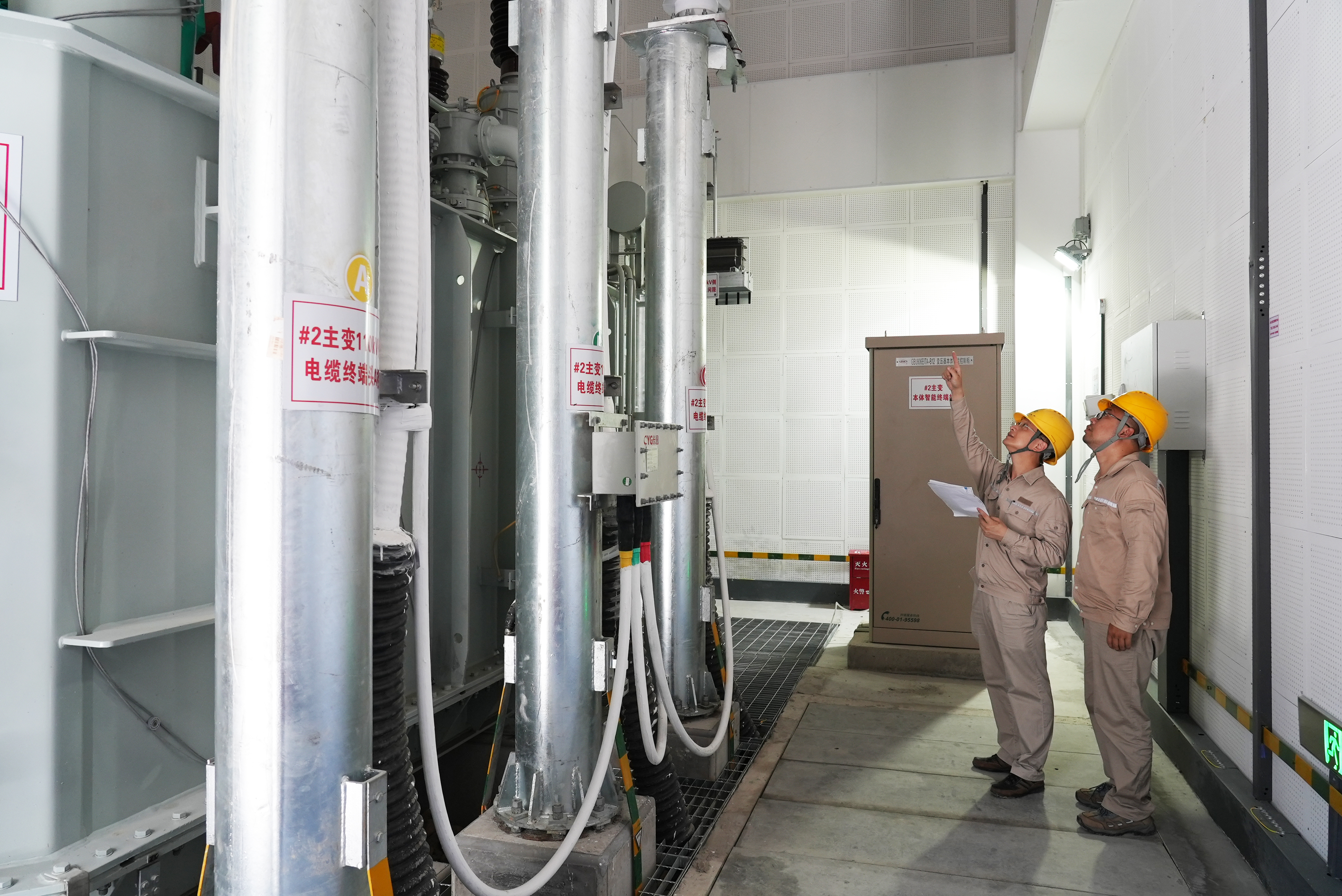 6月10日國(guó)網(wǎng)福州供電公司工作人員在110千伏鐵嶺變電站核對(duì)2號(hào)主變電纜終端頭(陳德鈞)1.jpg 6月10日國(guó)網(wǎng)福州供電公司工作人員在110千伏鐵嶺變電站核對(duì)2號(hào)主變電纜終端頭(陳德鈞)1.jpg