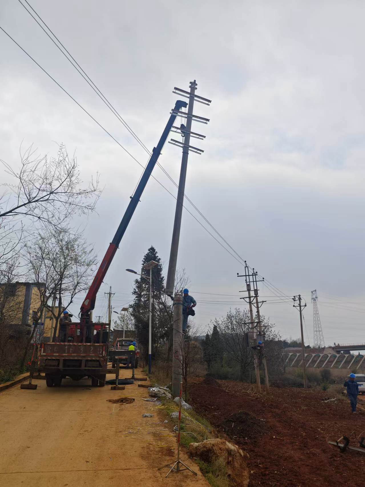 10kV三道線線路遷改作業(yè)2.jpg