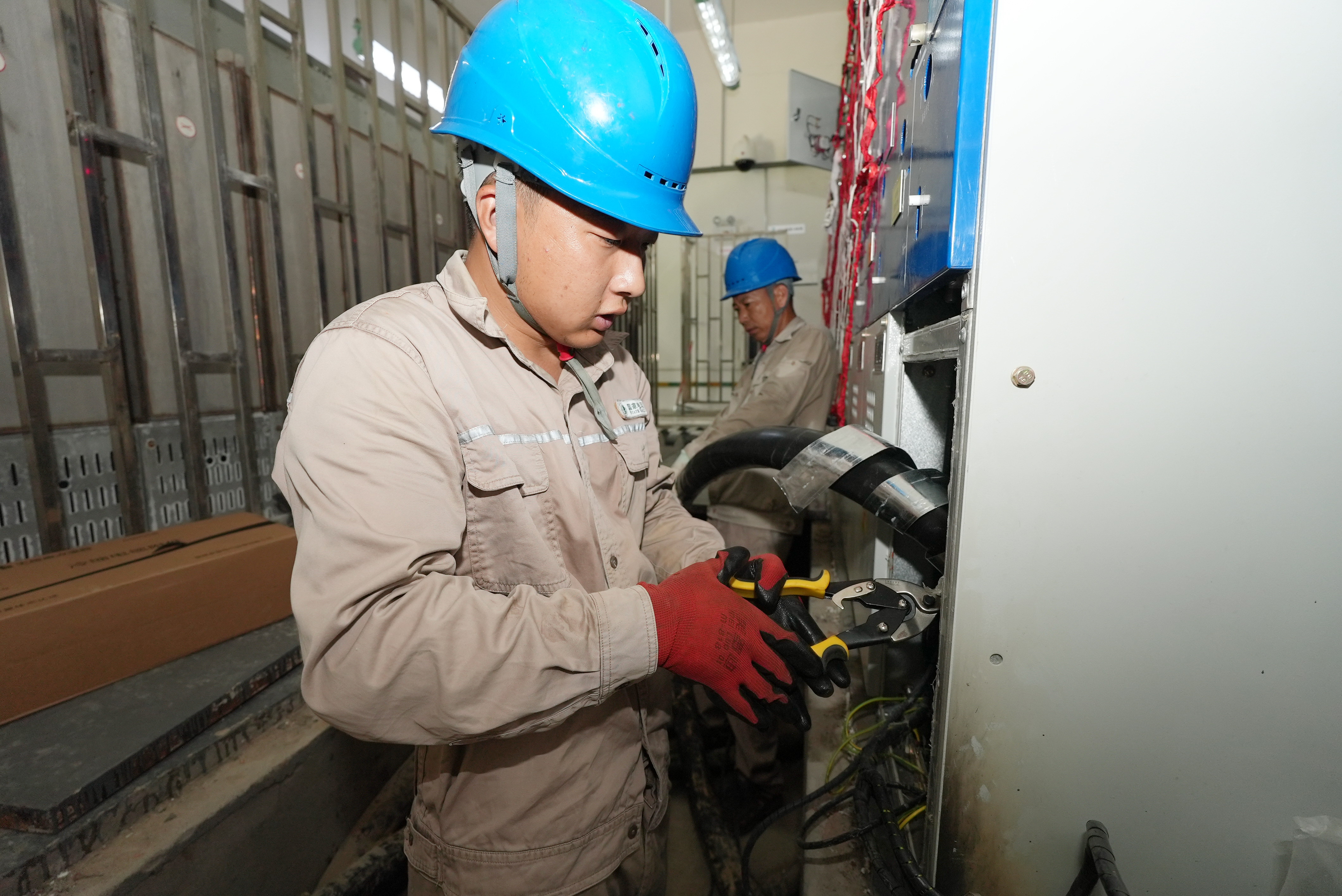 10月11日，國網(wǎng)福州供電公司工作人員正在配電房?jī)?nèi)制作10千伏電纜頭，準(zhǔn)備接入電源。2（柯俊明）.jpg