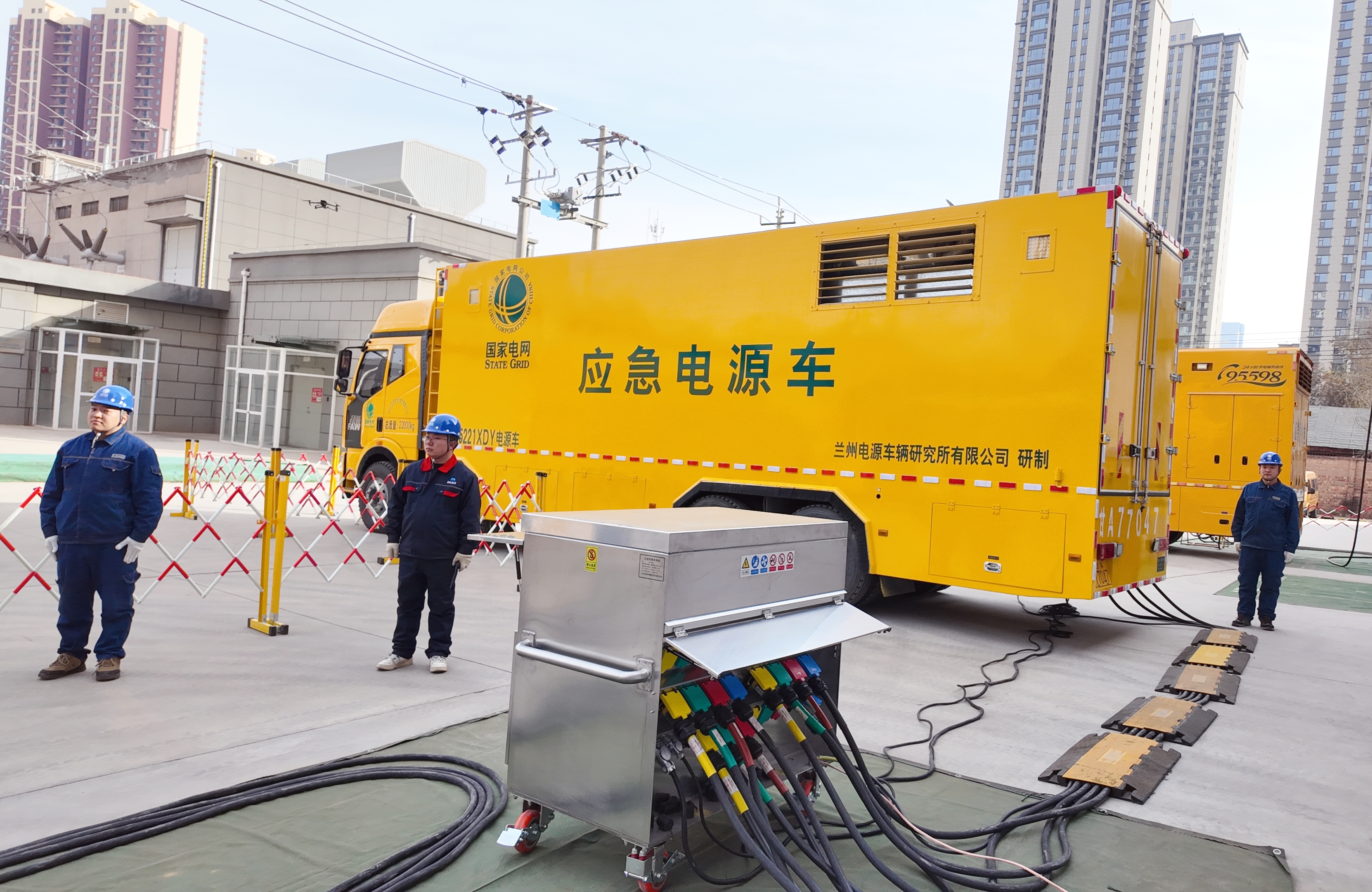 國(guó)網(wǎng)蘭州供電公司員工在砂坪配網(wǎng)不停電作業(yè)基地開(kāi)展全省首次0.4千伏電源車(chē)二次并網(wǎng)試驗(yàn)，圖為作業(yè)現(xiàn)場(chǎng)準(zhǔn)備就緒。 楊欣曄攝.JPG