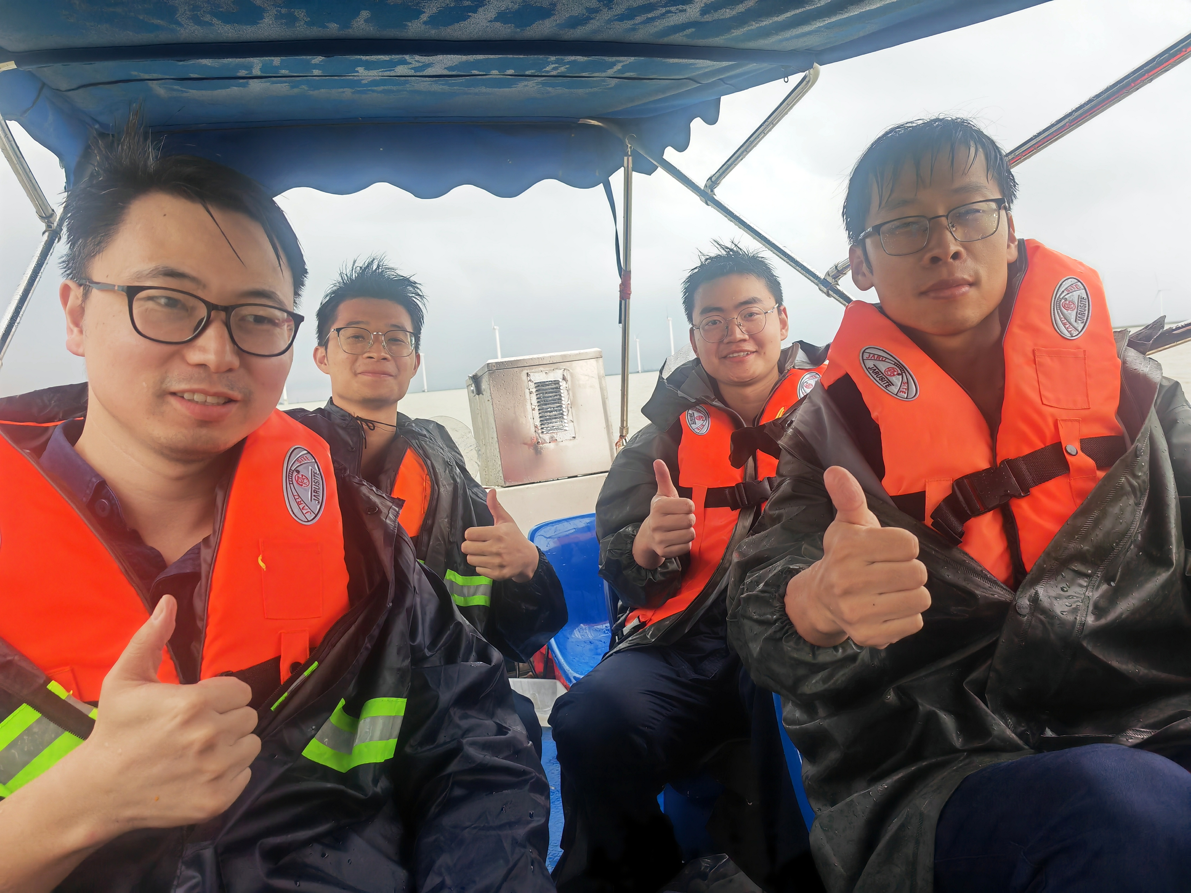 防汛突擊隊(duì)風(fēng)機(jī)檢查回程團(tuán)體照.jpg 防汛突擊隊(duì)風(fēng)機(jī)檢查回程團(tuán)體照.jpg