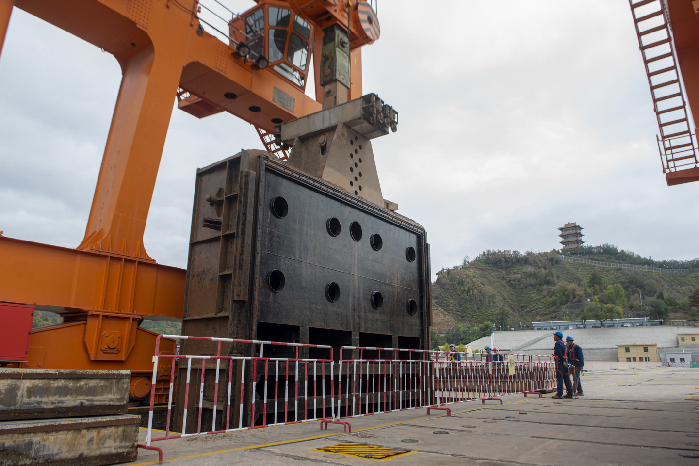 劉家峽水電廠：完成1號機組閘門落門 為整機改造筑牢安全基石.jpg