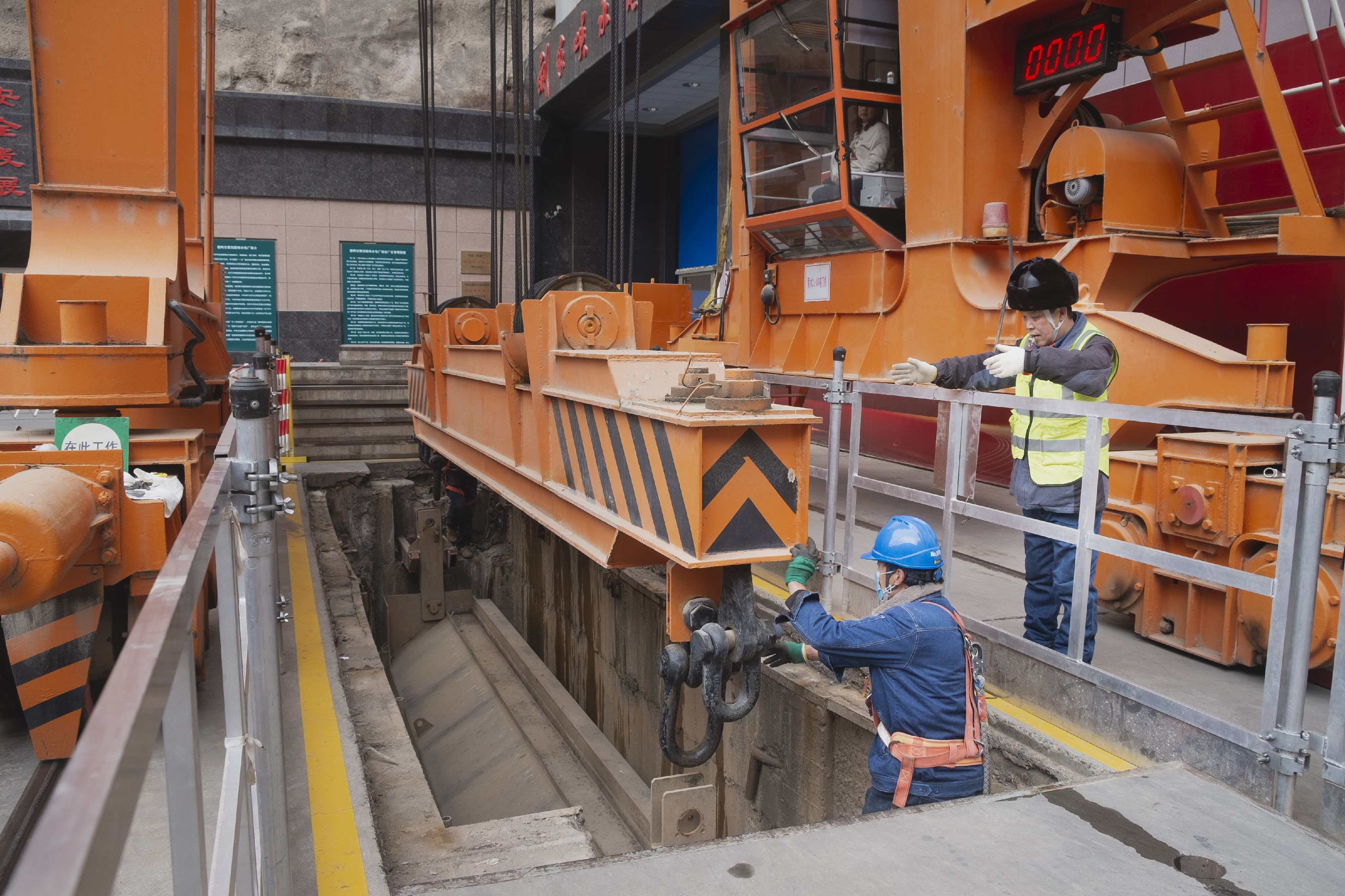 劉家峽水電廠(chǎng):精準(zhǔn)完成3號(hào)機(jī)組尾水閘門(mén)落門(mén) 筑牢檢修安全屏障 (1).jpg 劉家峽水電廠(chǎng):精準(zhǔn)完成3號(hào)機(jī)組尾水閘門(mén)落門(mén) 筑牢檢修安全屏障 (1).jpg