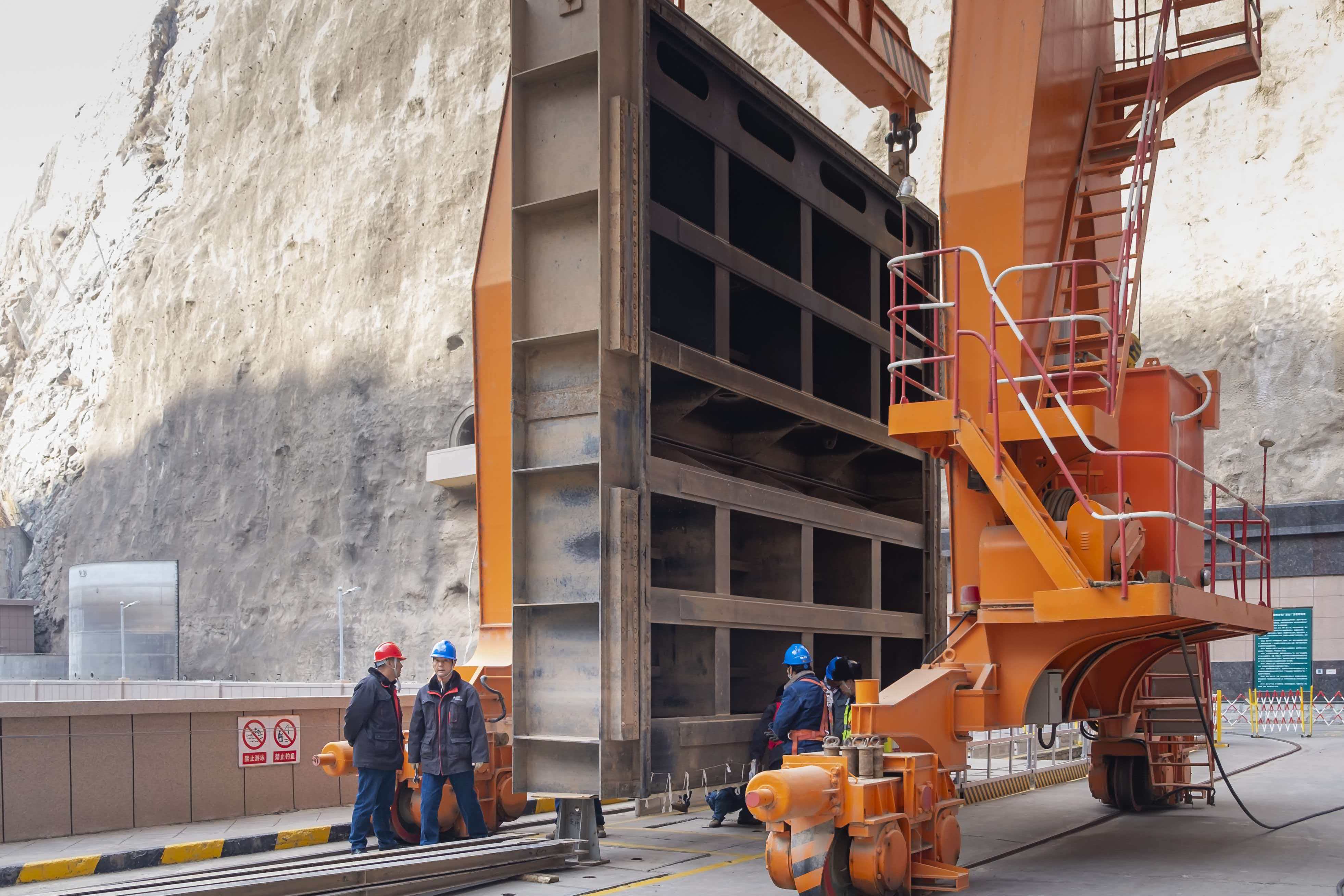 劉家峽水電廠(chǎng):精準(zhǔn)完成3號(hào)機(jī)組尾水閘門(mén)落門(mén) 筑牢檢修安全屏障 (2).jpg 劉家峽水電廠(chǎng):精準(zhǔn)完成3號(hào)機(jī)組尾水閘門(mén)落門(mén) 筑牢檢修安全屏障 (2).jpg