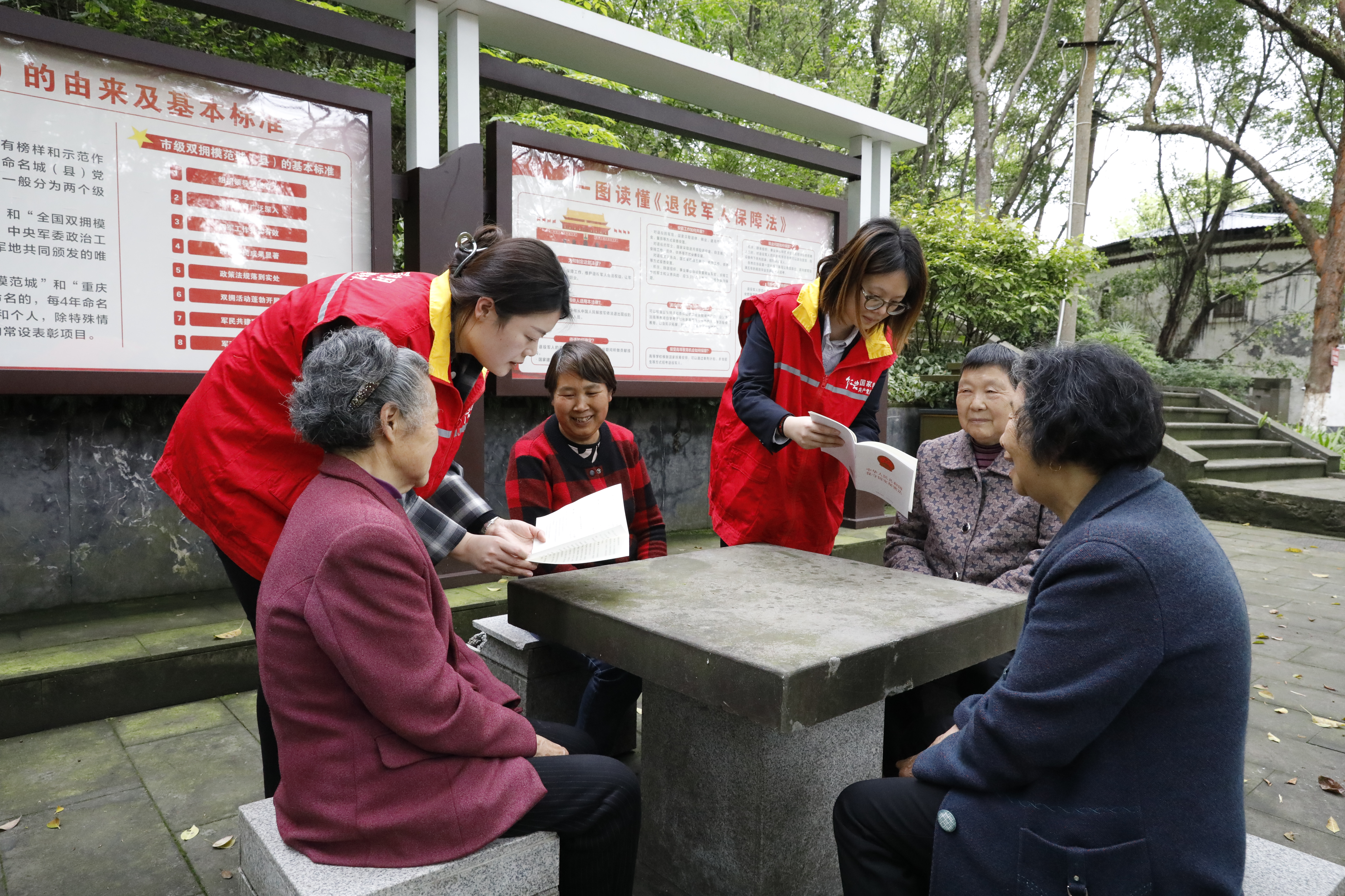 4月9日，國(guó)網(wǎng)重慶綦江供電公司工作人員在綦江區(qū)烈士墓旁開(kāi)展“保密法”宣講活動(dòng)。（袁巧 攝）.JPG
