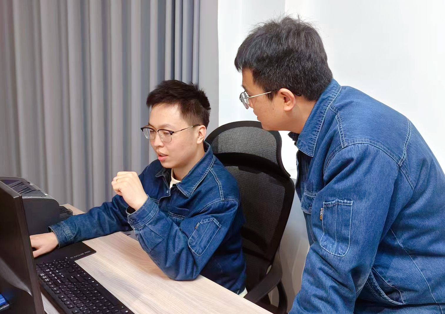 國網(wǎng)蘭州供電公司西固供電分公司員工使用供電可靠性“先算后?！蔽?yīng)用預(yù)測(cè)停電時(shí)戶數(shù)。賈瑛攝 (1).jpg