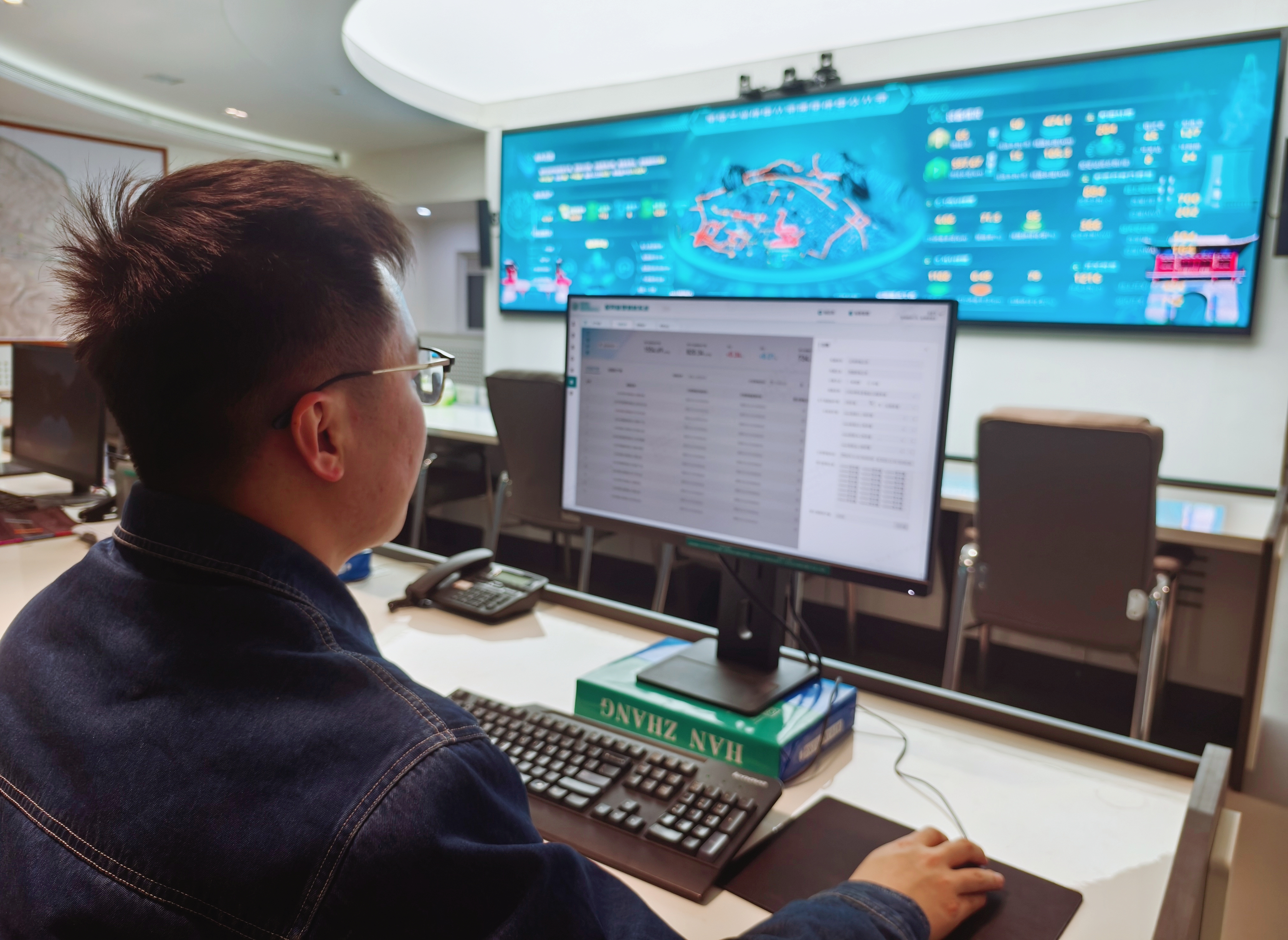 國網(wǎng)蘭州供電公司西固供電分公司員工使用供電可靠性“先算后?！蔽?yīng)用預(yù)測(cè)停電時(shí)戶數(shù)。賈瑛攝 (2).jpg