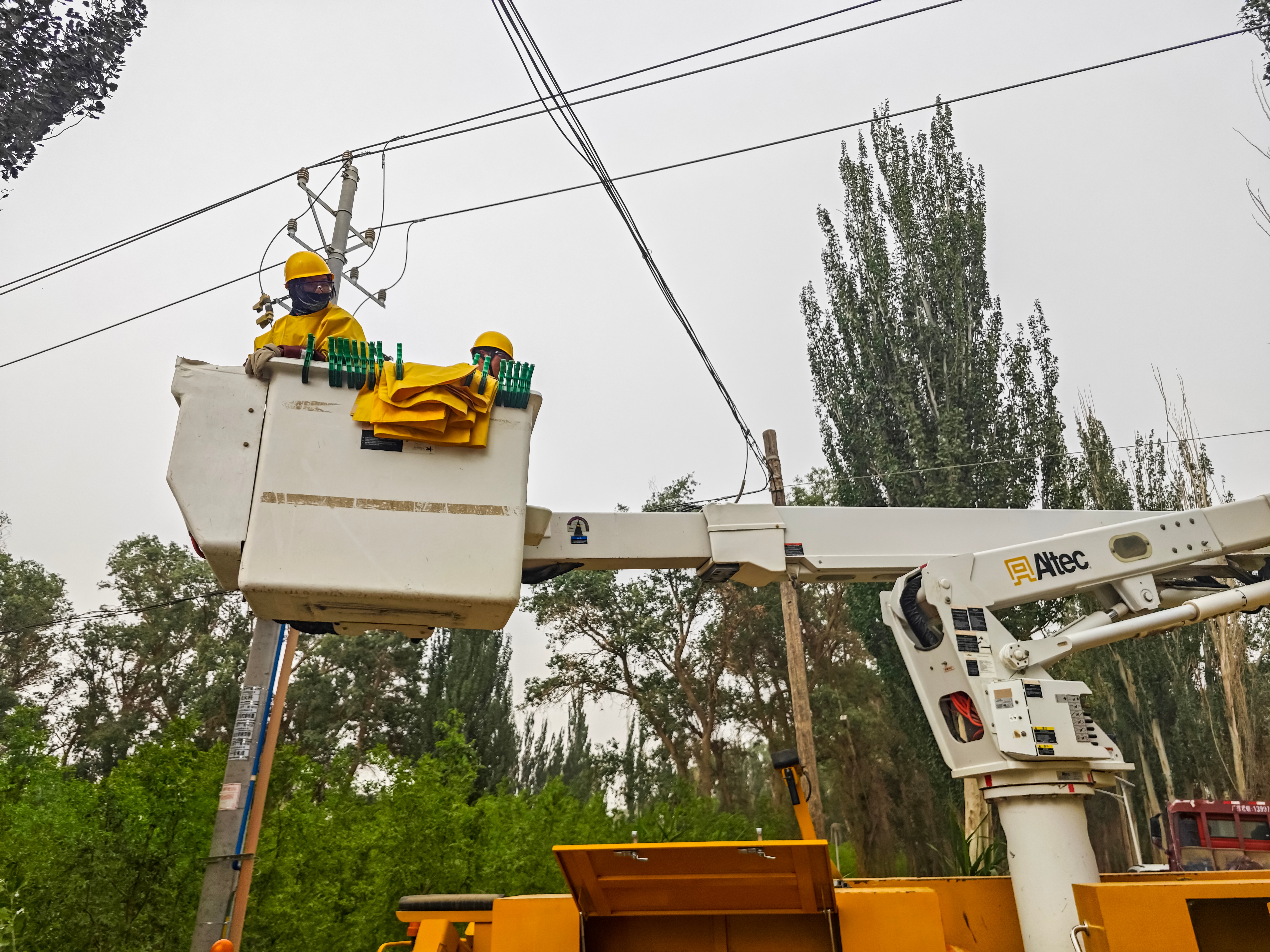5月20日，國(guó)網(wǎng)若羌縣供電公司帶電作業(yè)班班員楊亞嵐和袁蒙蒙在十千伏棗吾線一支干線開展帶電作業(yè)，這是國(guó)網(wǎng)巴州供電公司首位女性員工參與到帶電作業(yè)工作<span id=