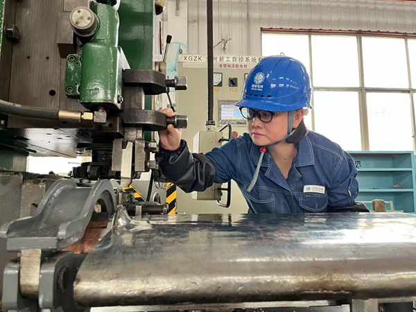 王鳳娟在操作水流切割機 600.jpg