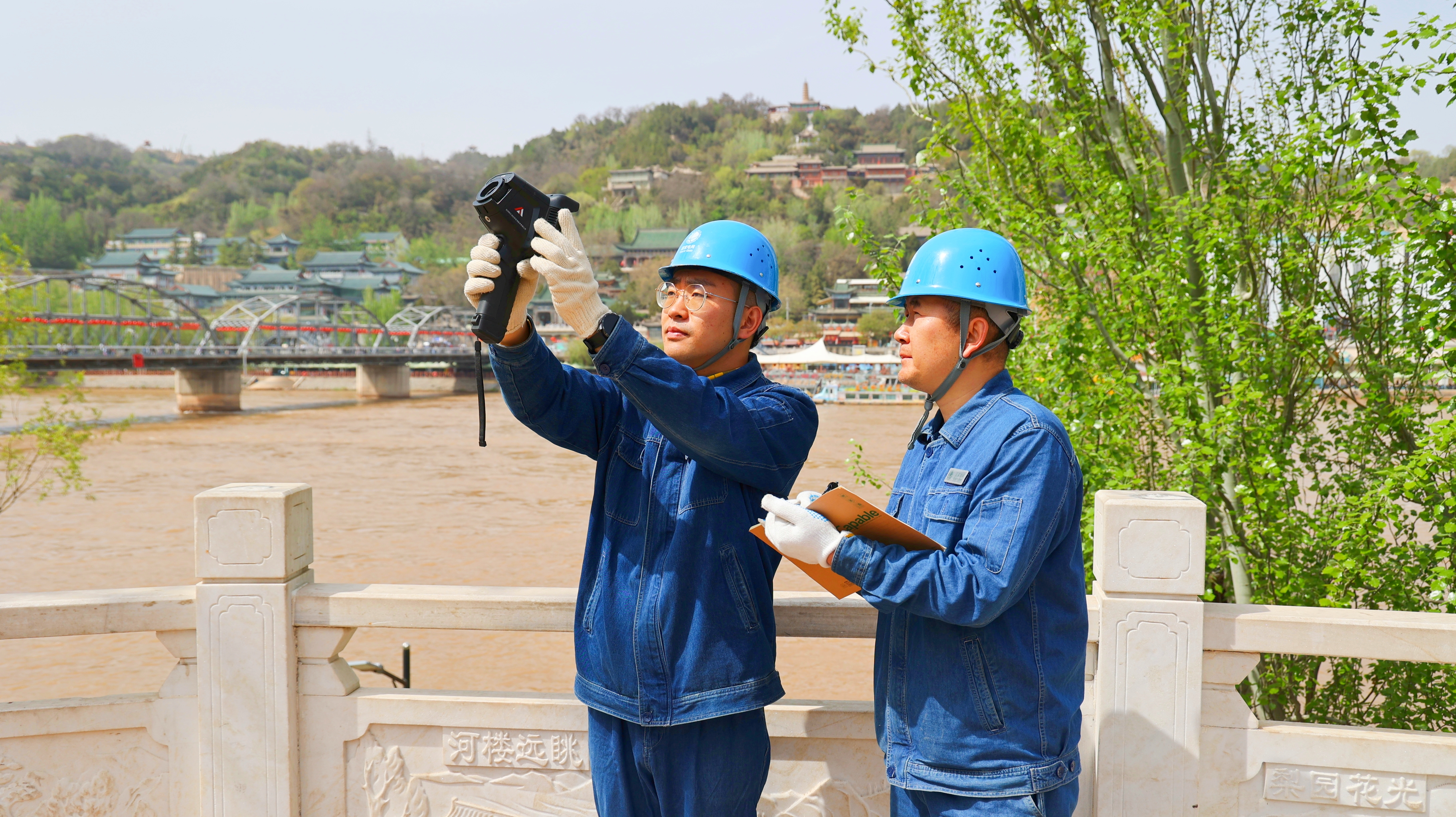 國(guó)網(wǎng)蘭州供電公司員工白天巡視<span id=