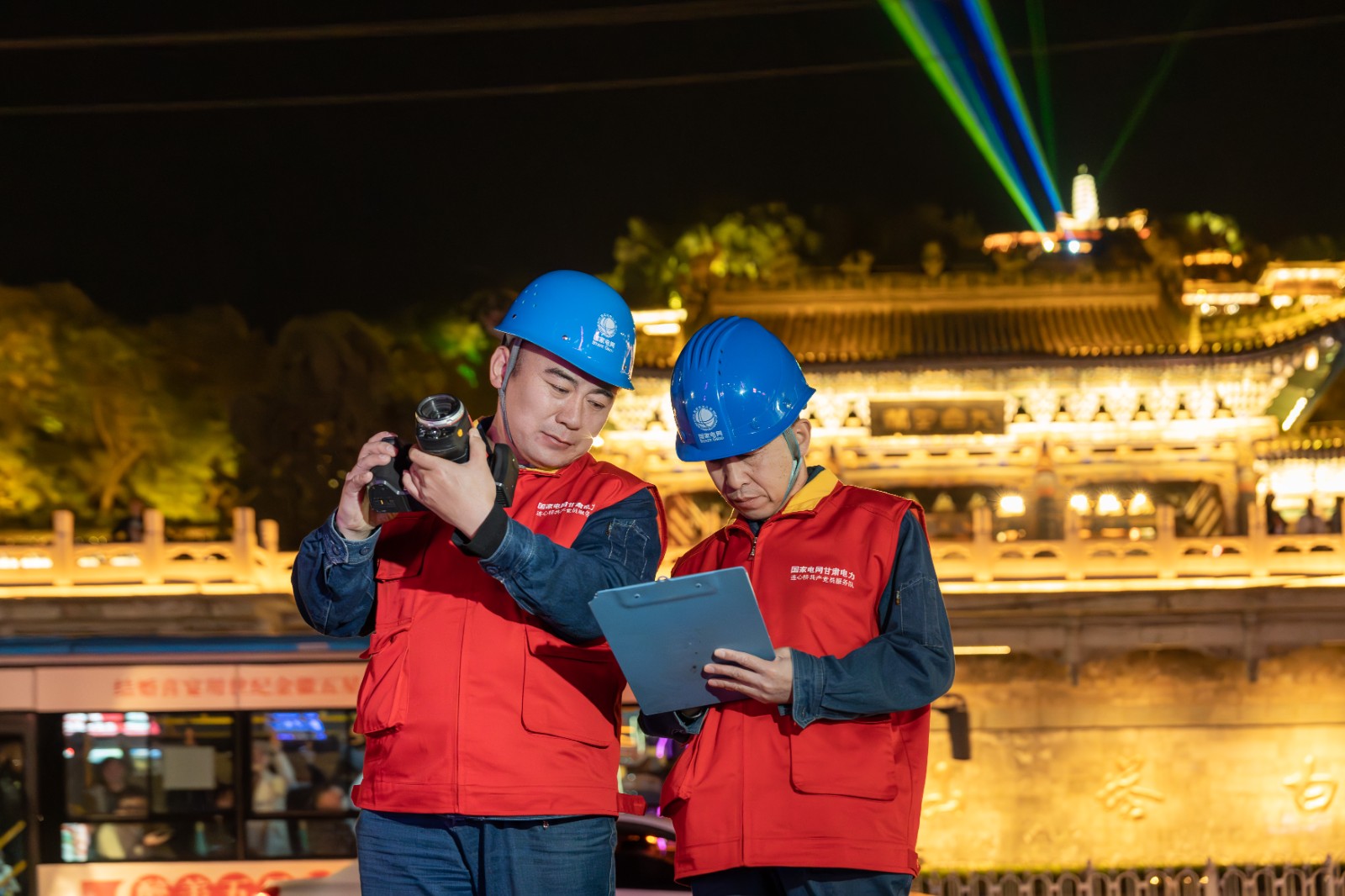 國(guó)網(wǎng)蘭州供電公司員工夜間巡視<span id=