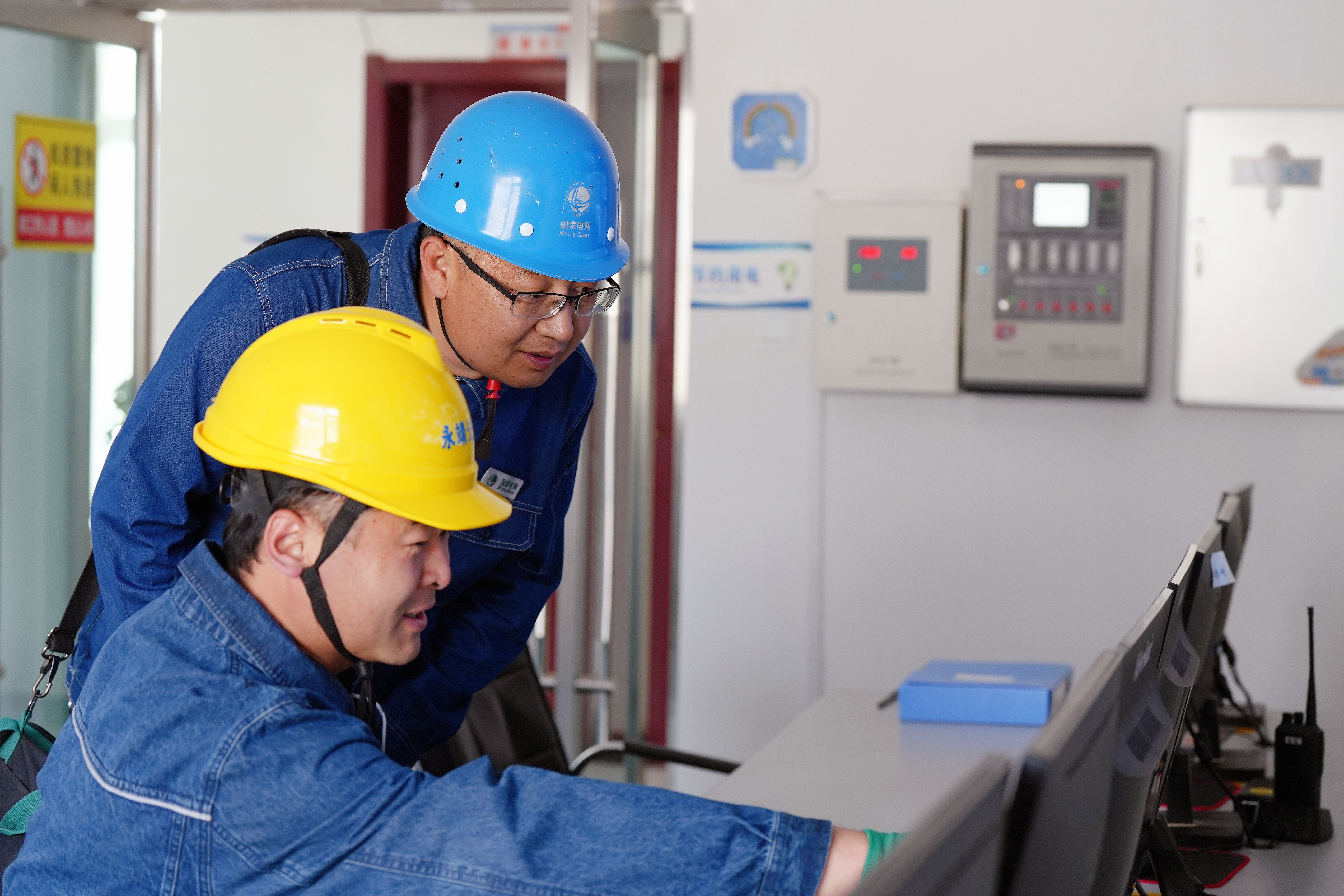 國網(wǎng)永靖縣供電公司員工在永靖光輝扶貧光伏電站監(jiān)控<span id=