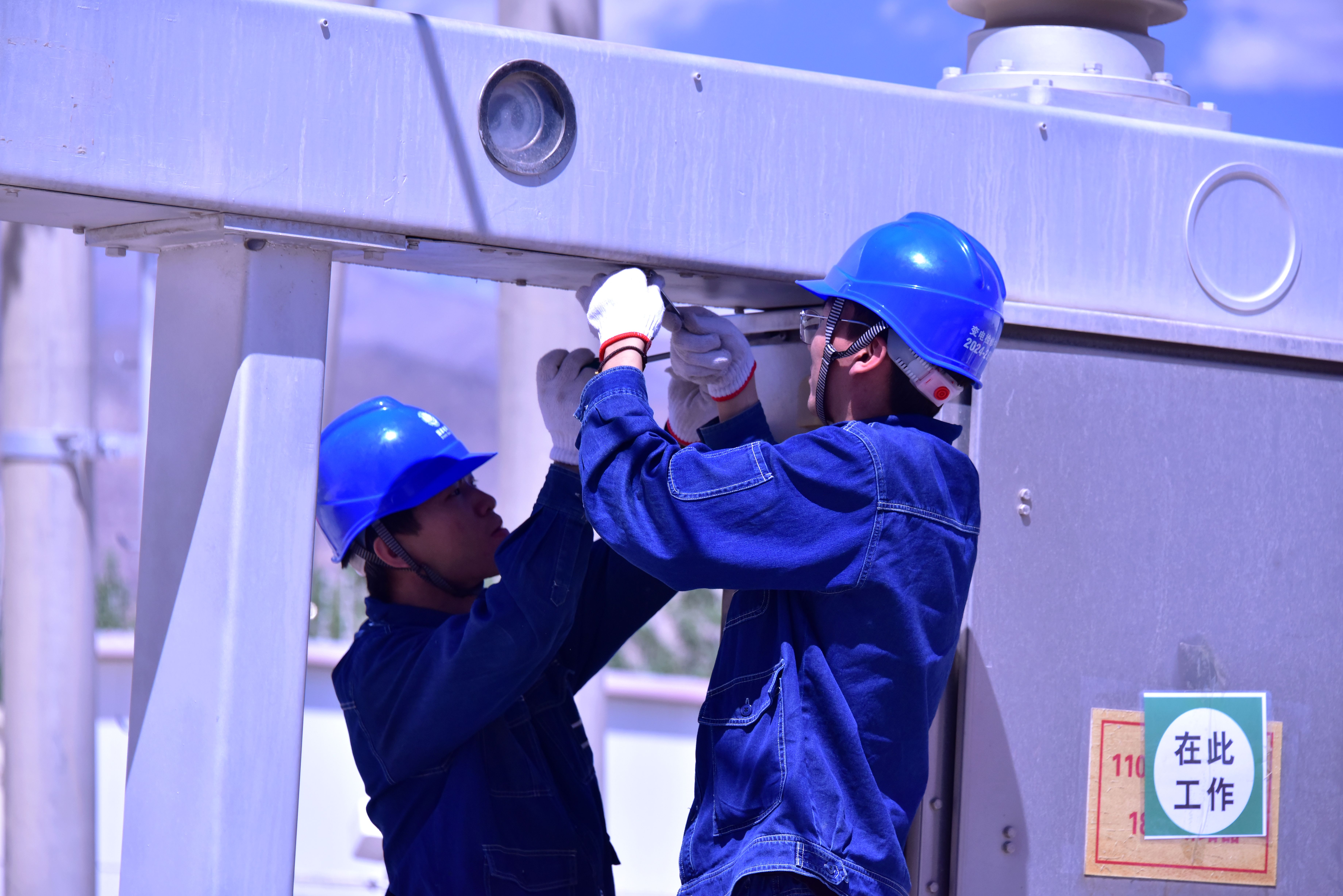 國網(wǎng)巴州供電公司員工正在對220千伏湖帆變電站進行斷路器更換。（王謙 攝）.jpg